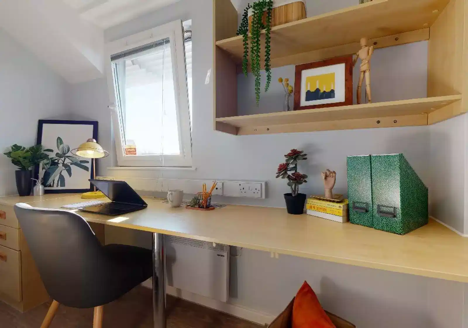 Exterior?w=400&h=260&fit=crop&q=40&auto=format&trim=auto