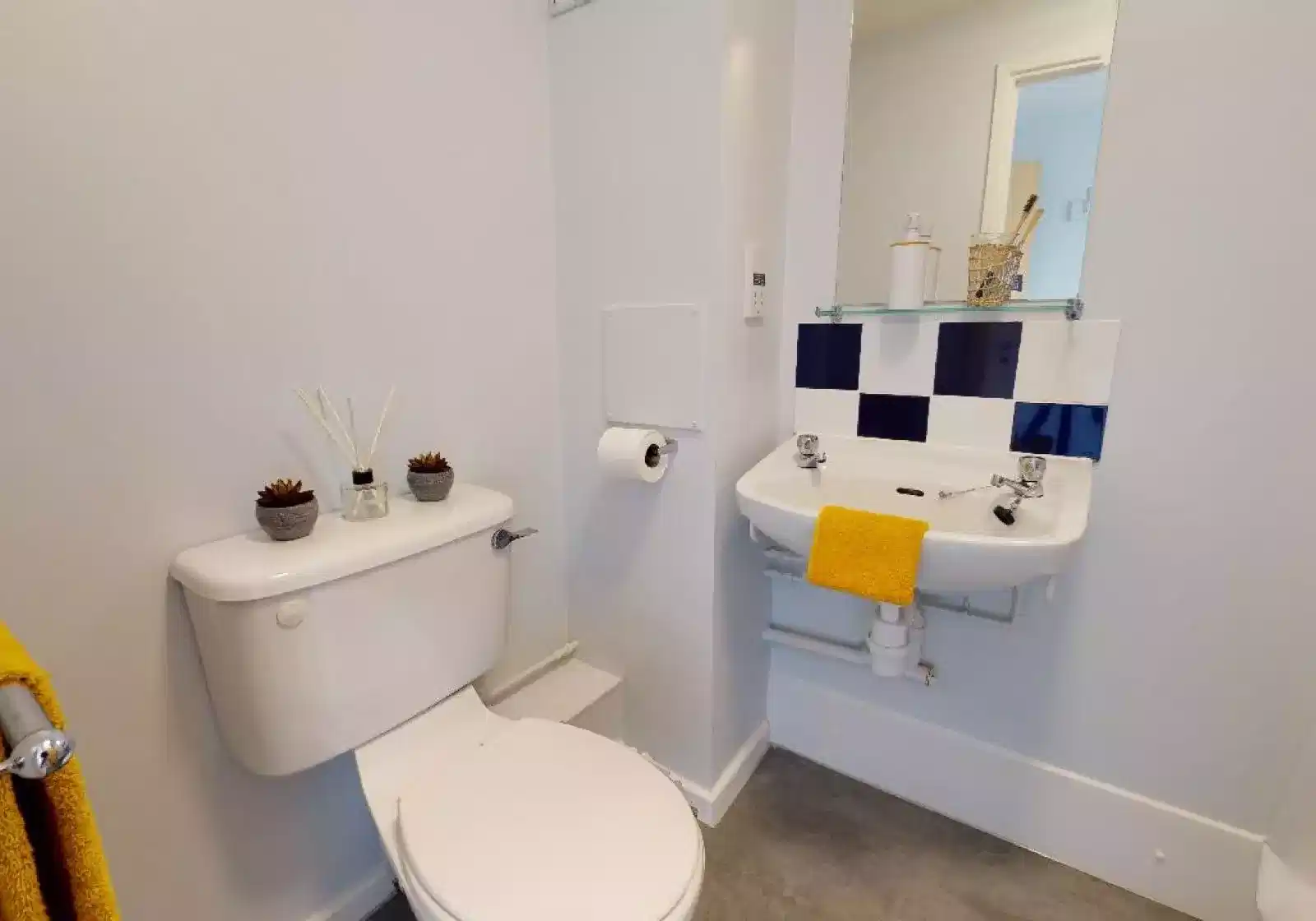 Amenities?w=400&h=260&fit=crop&q=40&auto=format&trim=auto