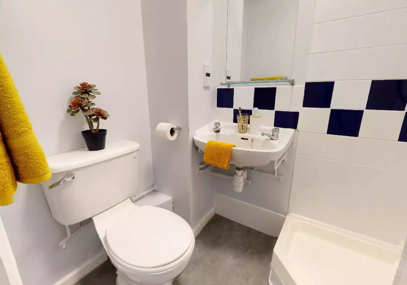 Amenities?w=400&h=260&fit=crop&q=40&auto=format&trim=auto