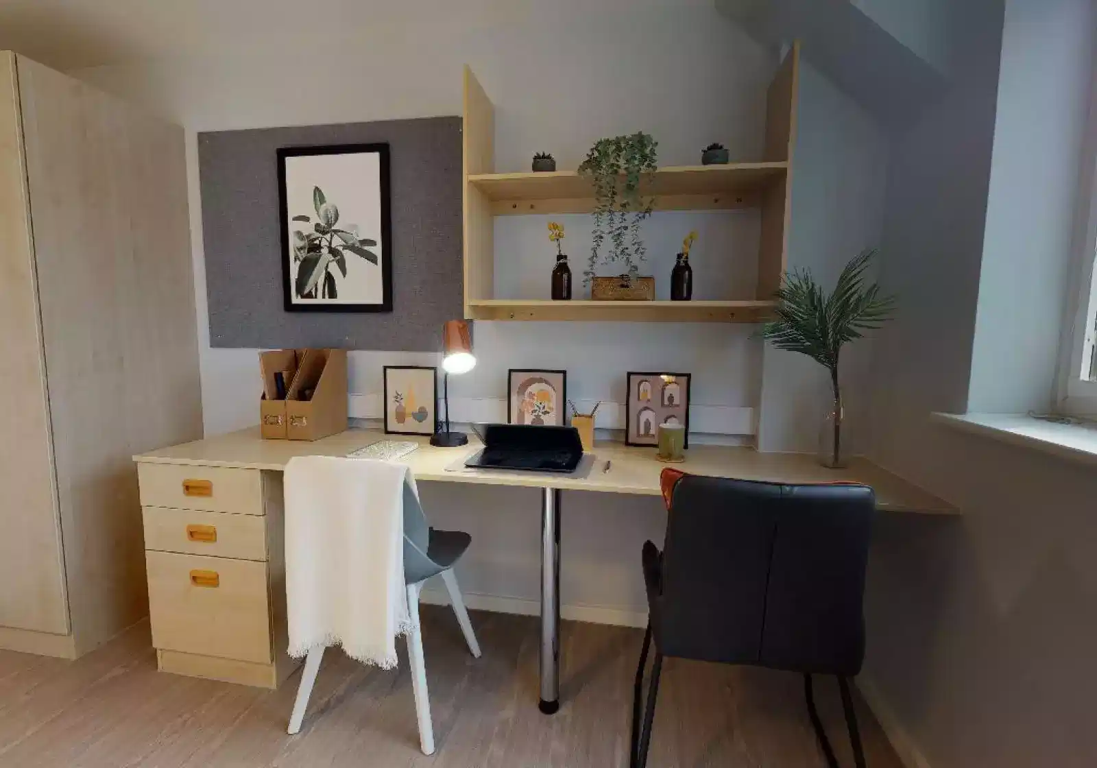 Exterior?w=400&h=260&fit=crop&q=40&auto=format&trim=auto