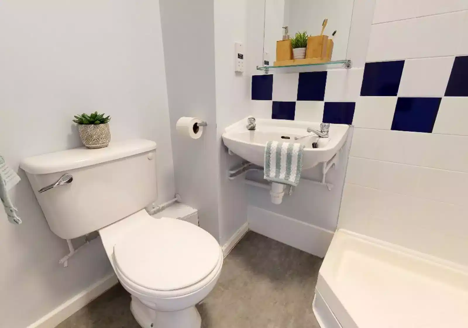 Amenities?w=400&h=260&fit=crop&q=40&auto=format&trim=auto