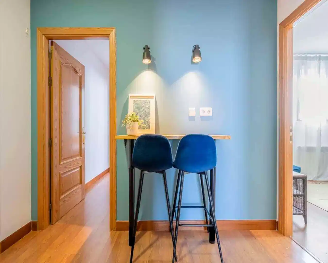 Exterior?w=400&h=260&fit=crop&q=40&auto=format&trim=auto