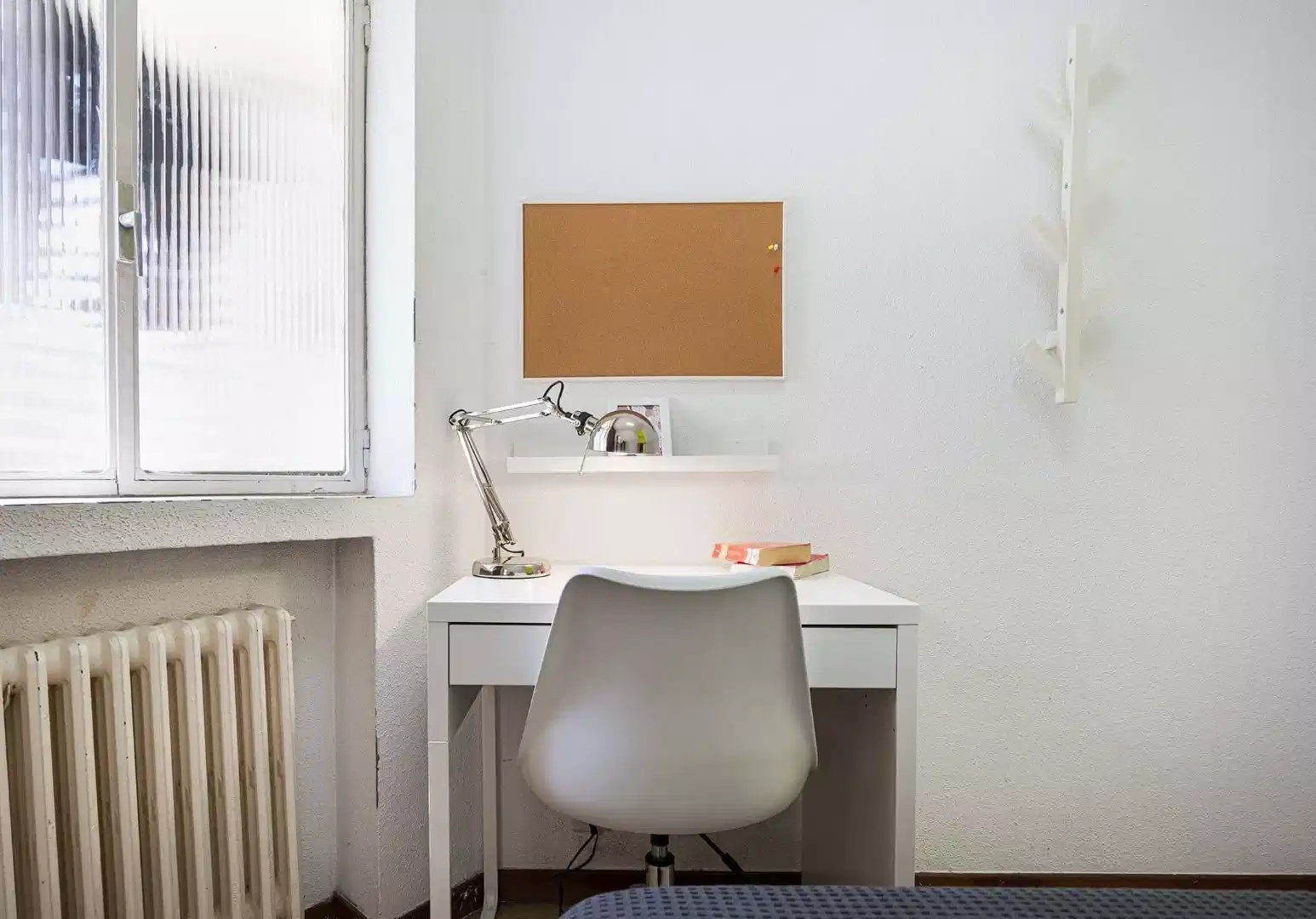 Exterior?w=400&h=260&fit=crop&q=40&auto=format&trim=auto