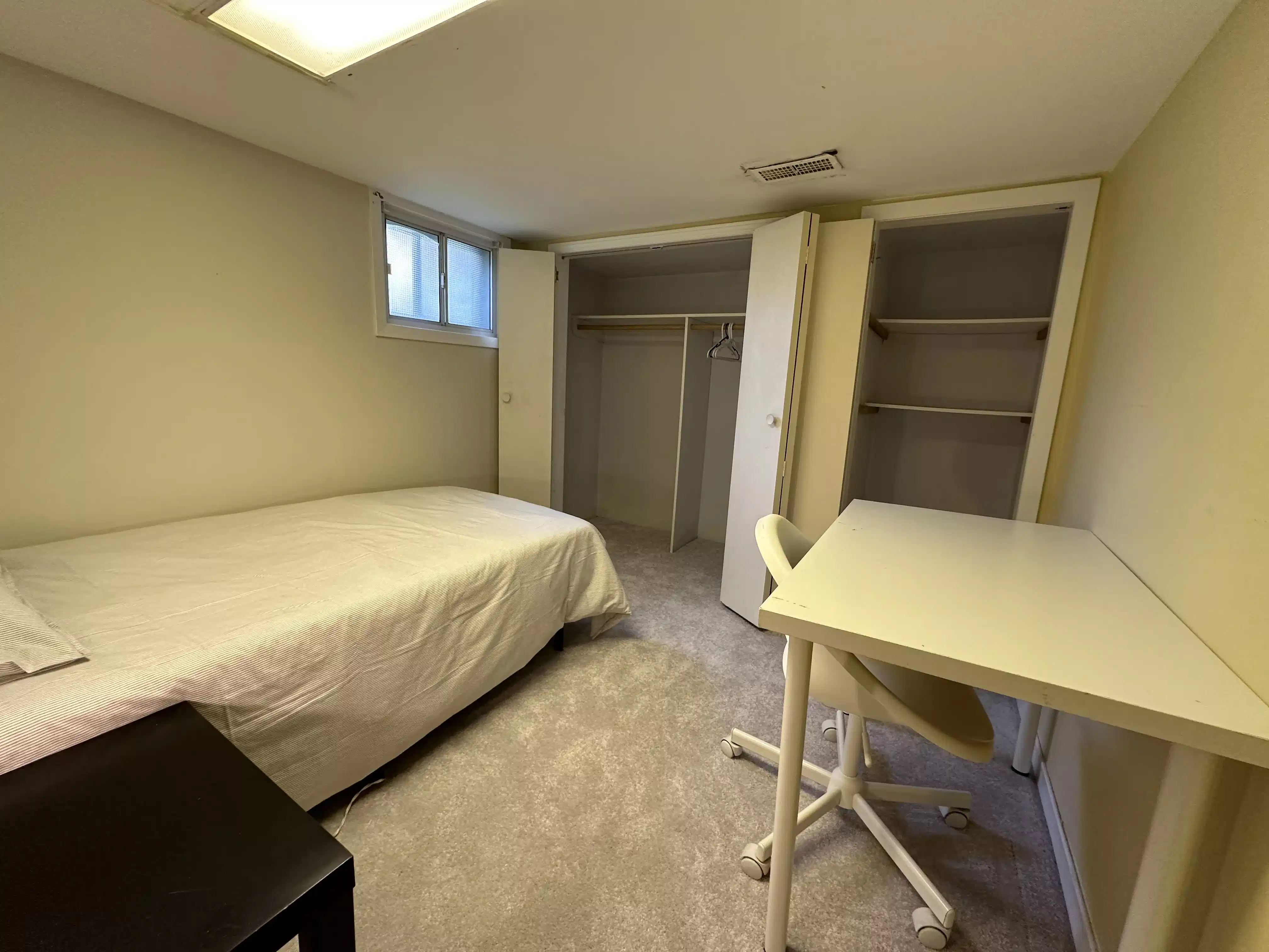 Exterior?w=400&h=260&fit=crop&q=40&auto=format&trim=auto