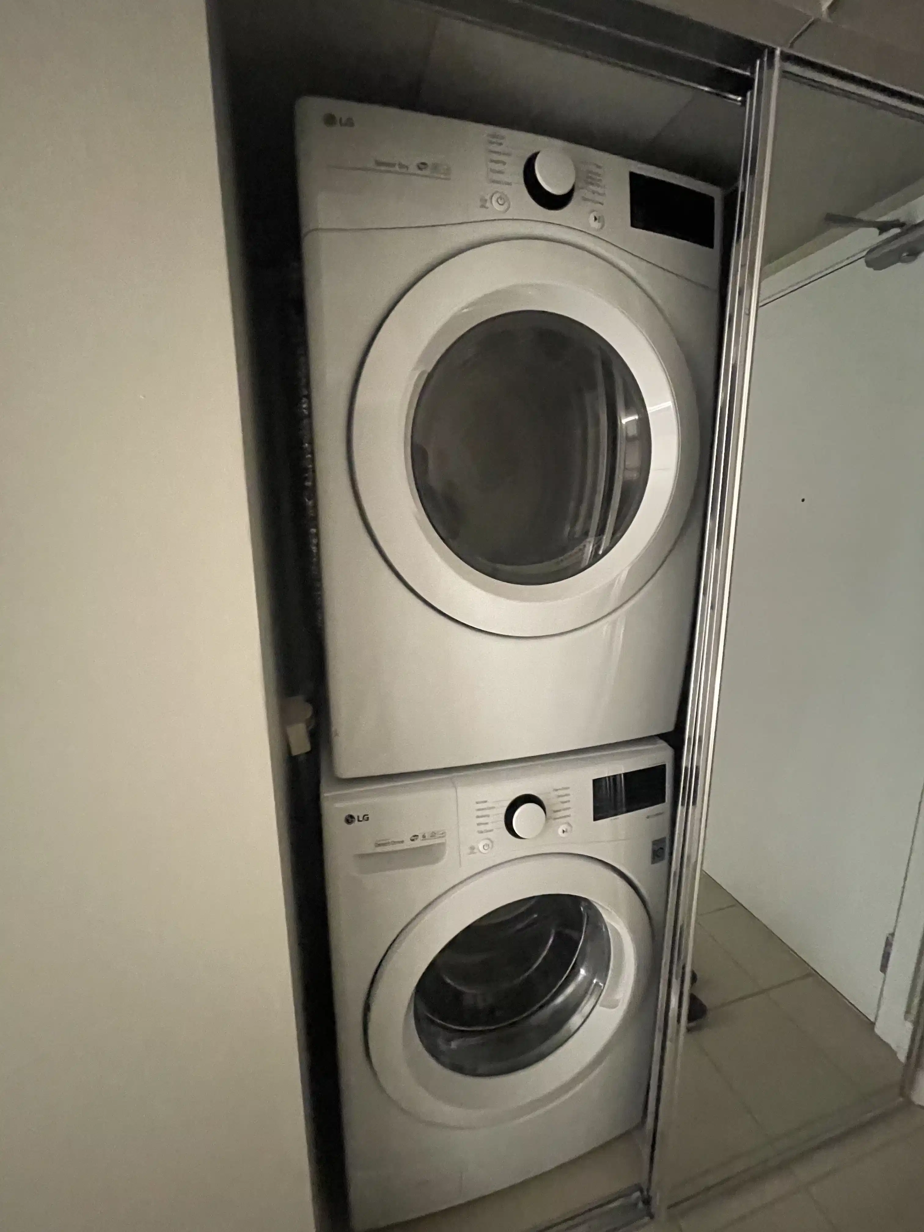 Exterior?w=400&h=260&fit=crop&q=40&auto=format&trim=auto