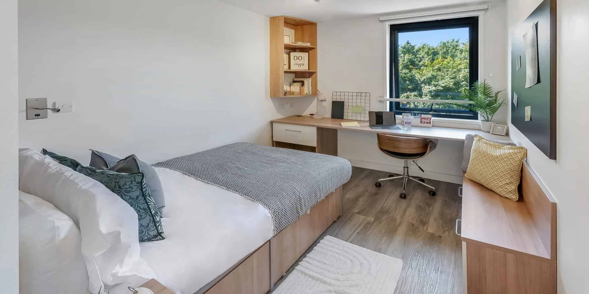 Exterior?w=400&h=260&fit=crop&q=40&auto=format&trim=auto