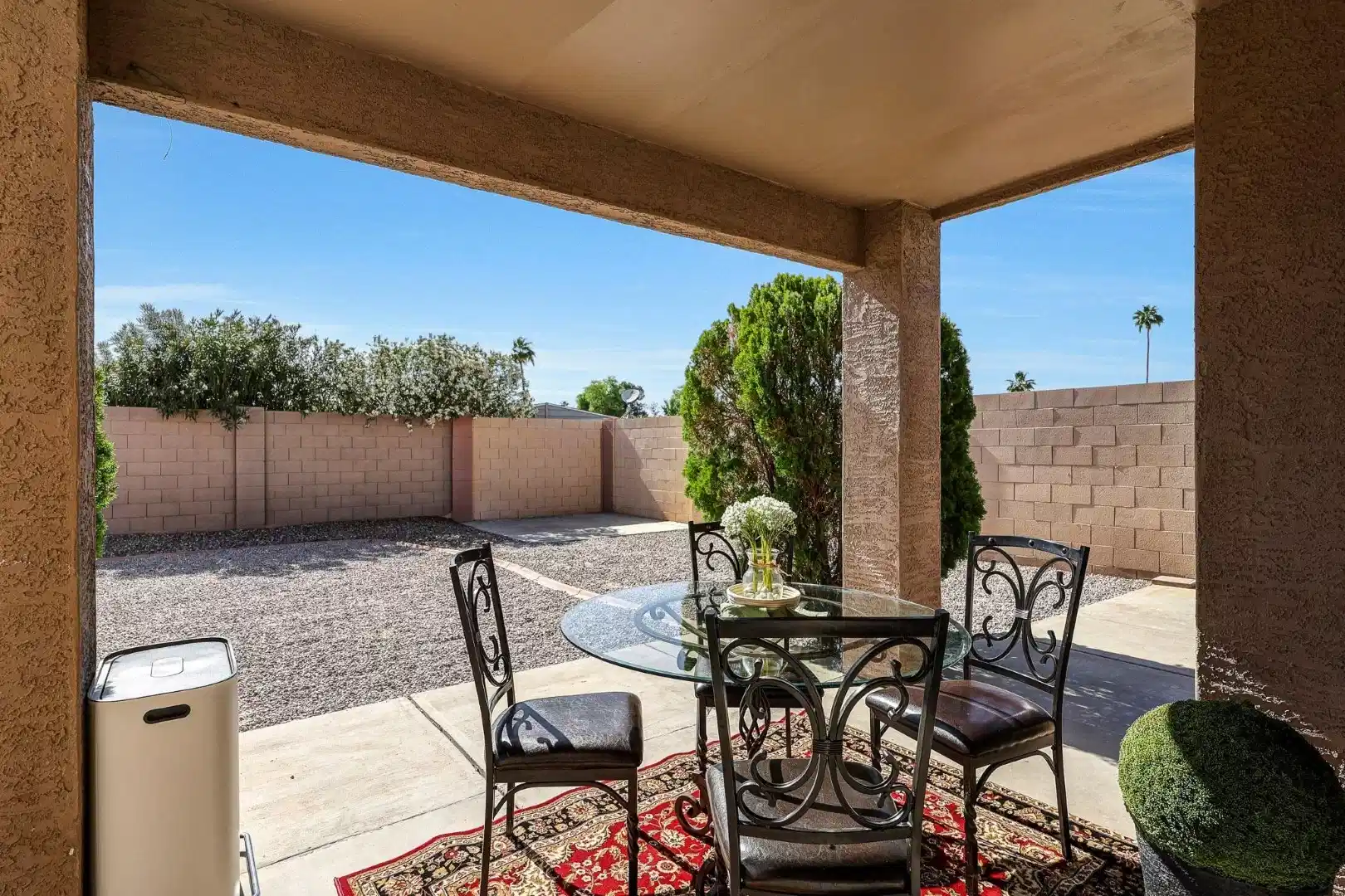 Exterior?w=400&h=260&fit=crop&q=40&auto=format&trim=auto