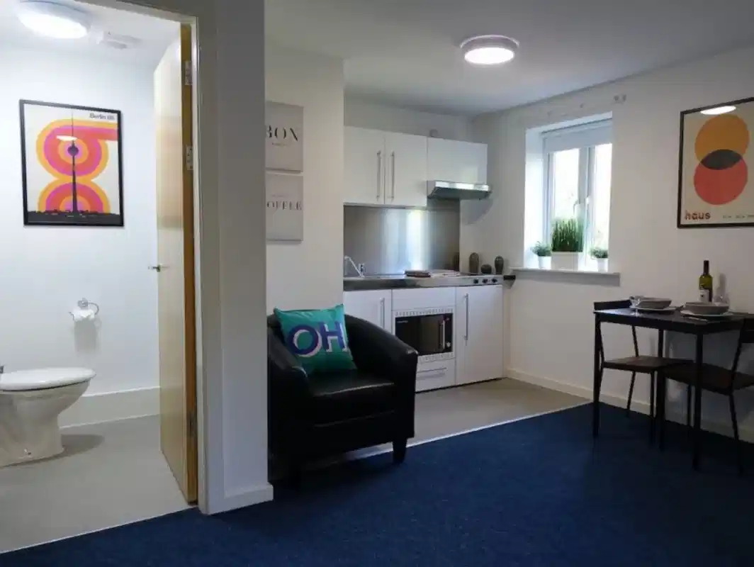 Common Area?w=400&h=260&fit=crop&q=40&auto=format&trim=auto