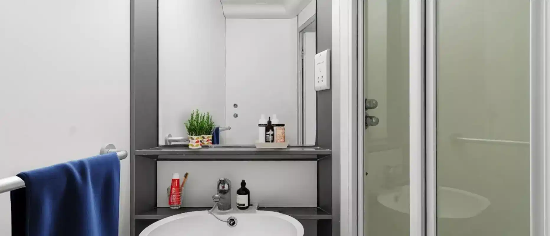 Exterior?w=400&h=260&fit=crop&q=40&auto=format&trim=auto