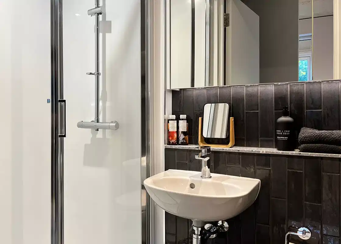 Amenities?w=400&h=260&fit=crop&q=40&auto=format&trim=auto