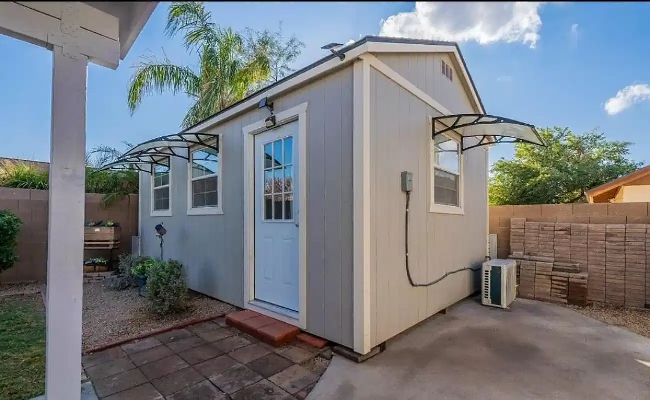 Room?w=400&h=260&fit=crop&q=40&auto=format&trim=auto