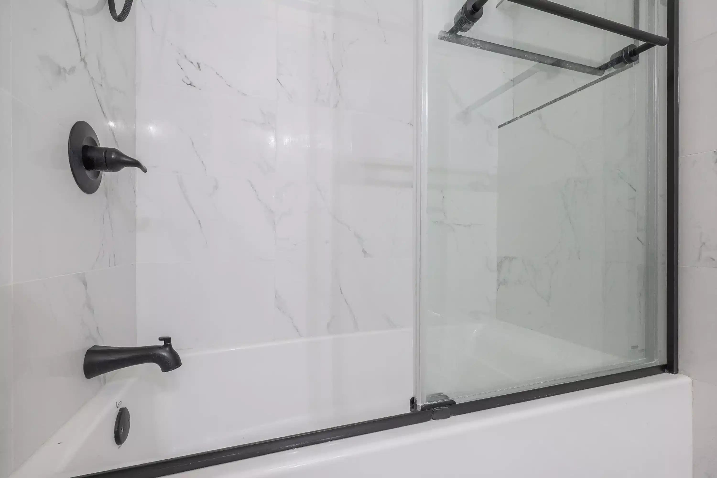 #30378 : Room in 10 Bed 3 Bath - Bathroom?w=400&h=260&fit=crop&q=40&auto=format&trim=auto