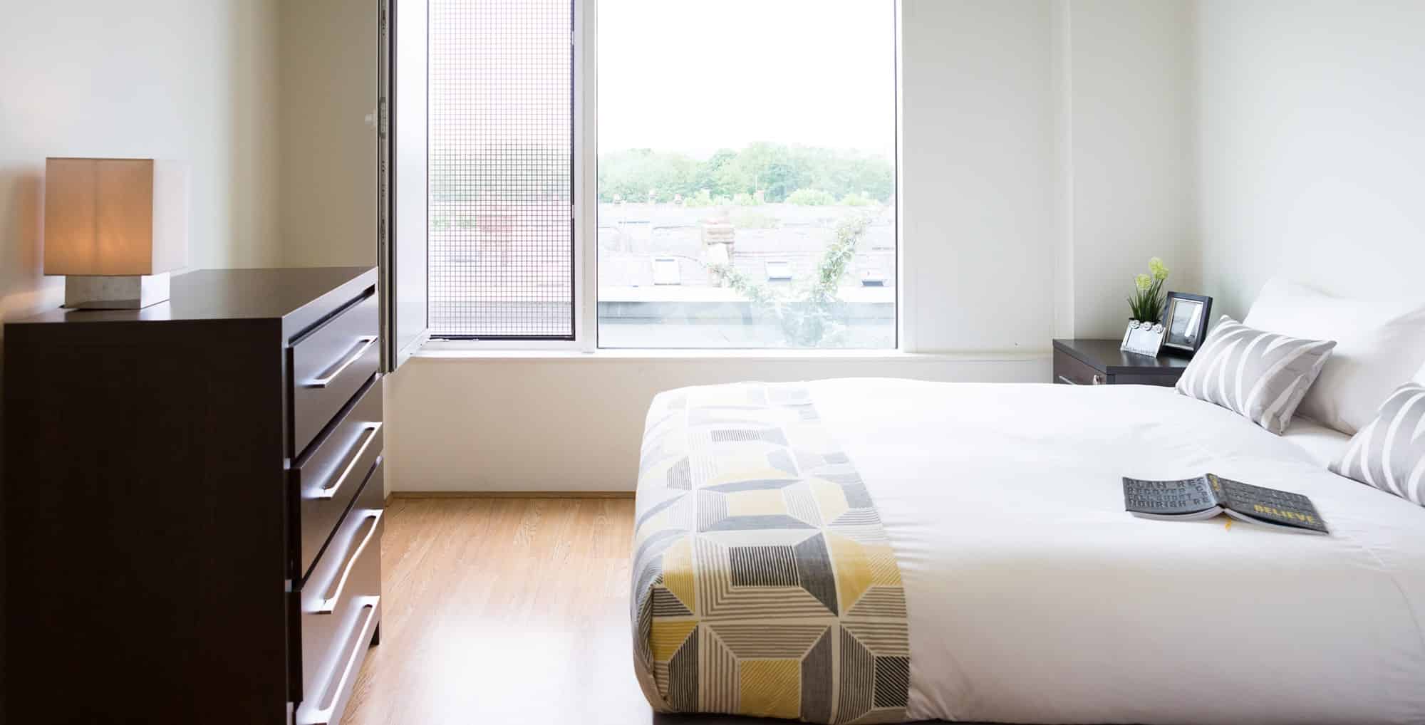 One Bed Apartment Private Upper Level Multi-Window View