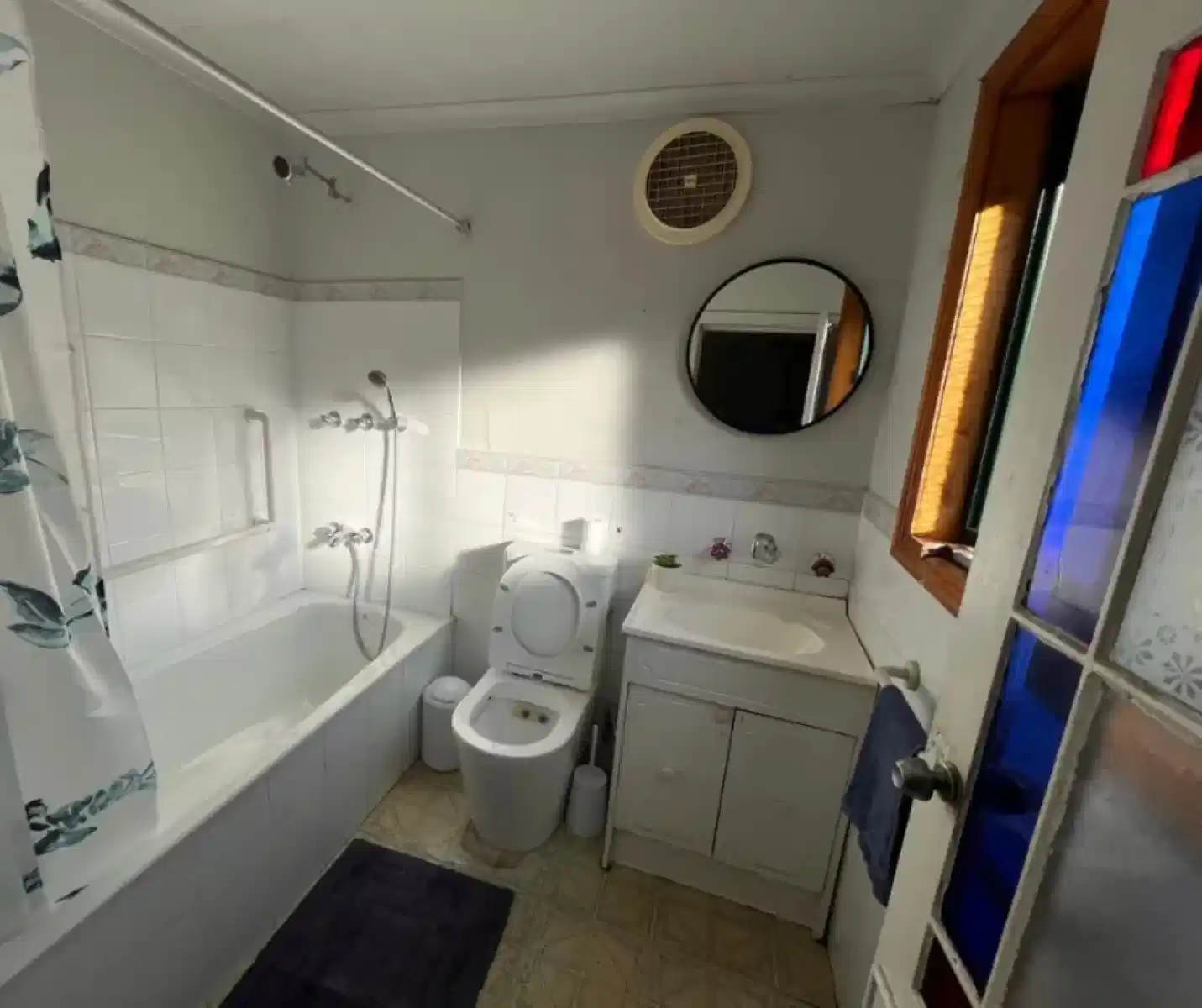 Exterior?w=400&h=260&fit=crop&q=40&auto=format&trim=auto