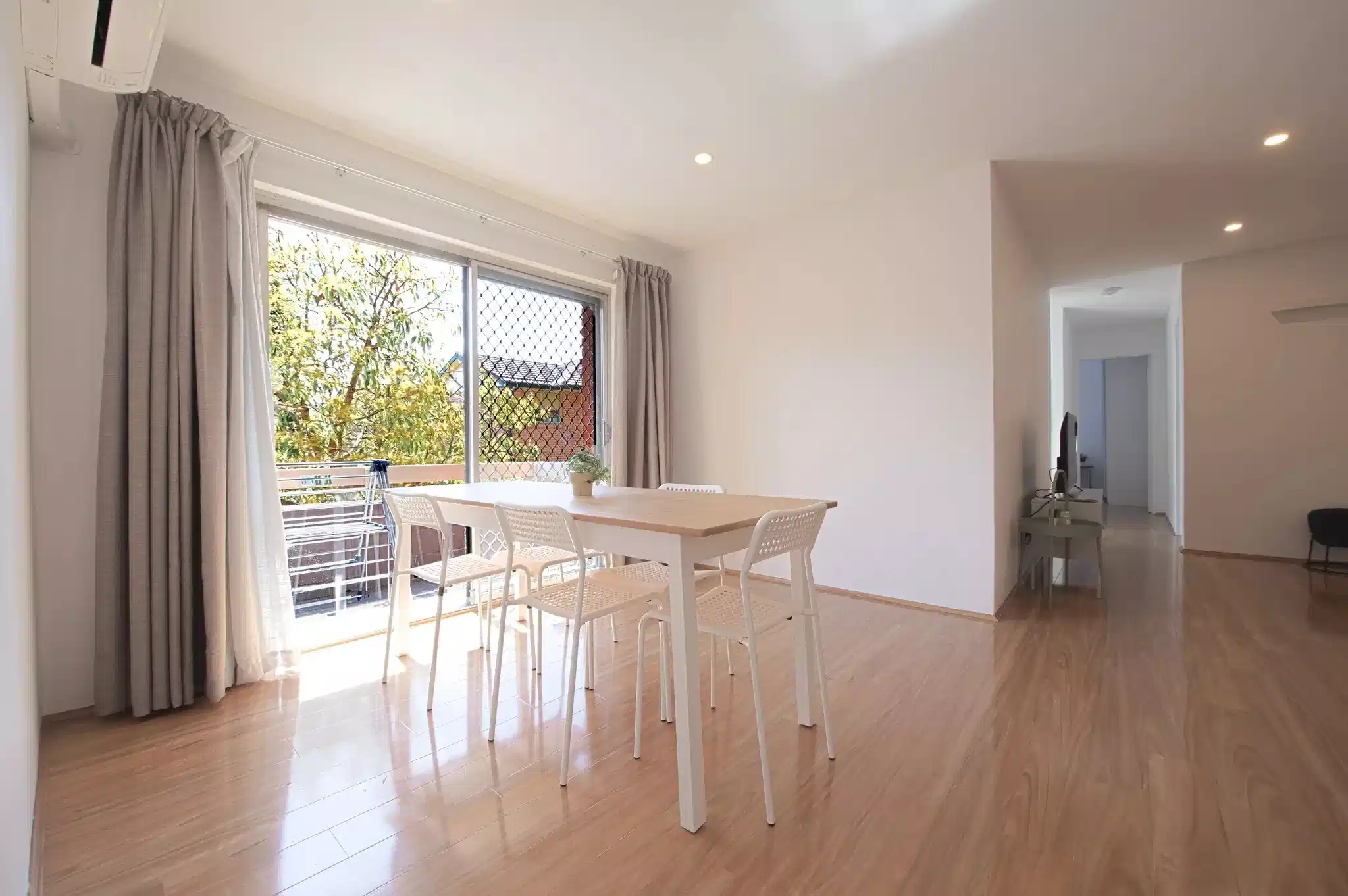 Room 1 - Bathroom?w=400&h=260&fit=crop&q=40&auto=format&trim=auto