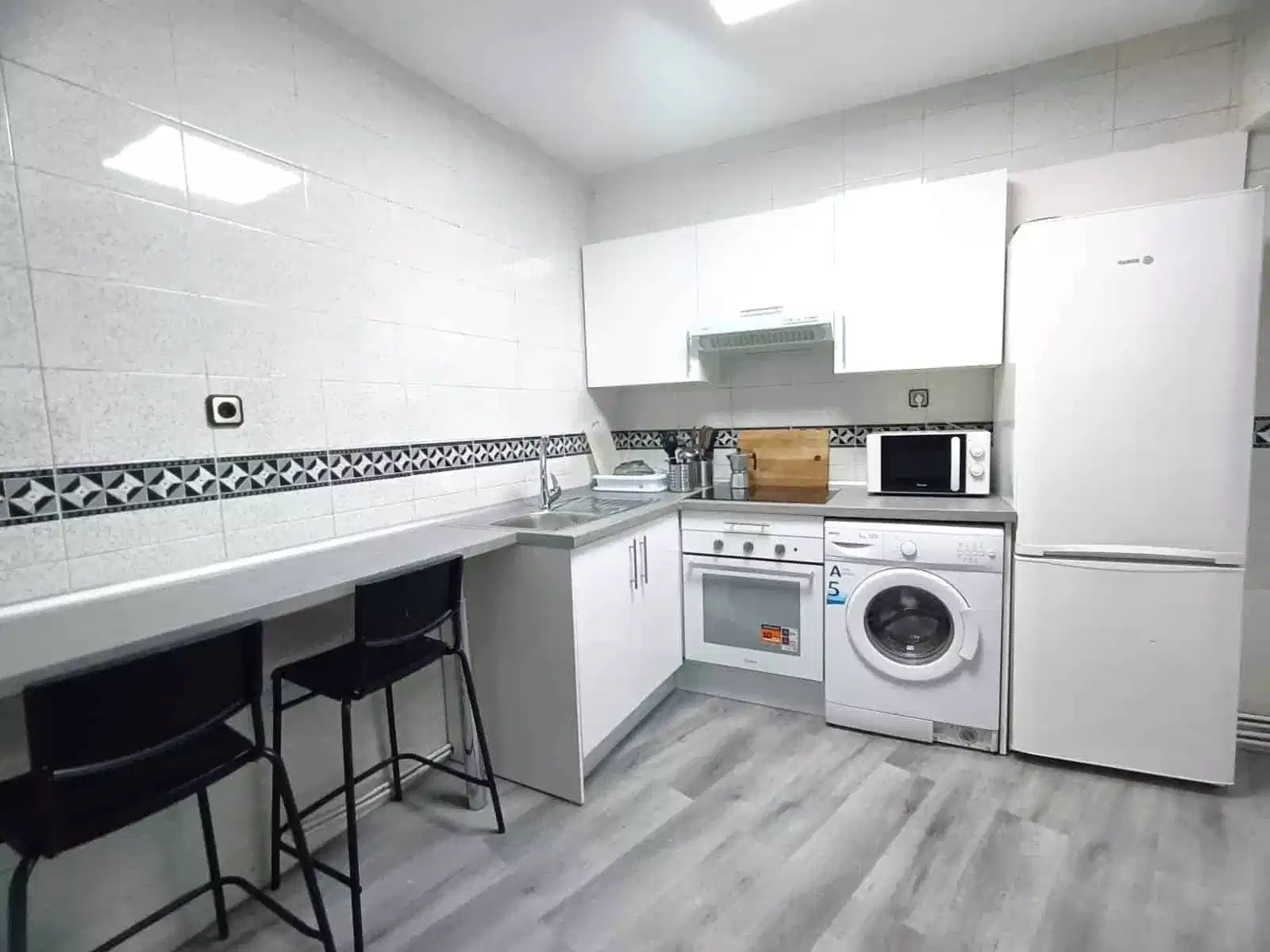 Calle de la Sierra de Tornavacas, Madrid - Madrid, Spain - Room 1 (4 Bed 1 Bath) - Kitchen