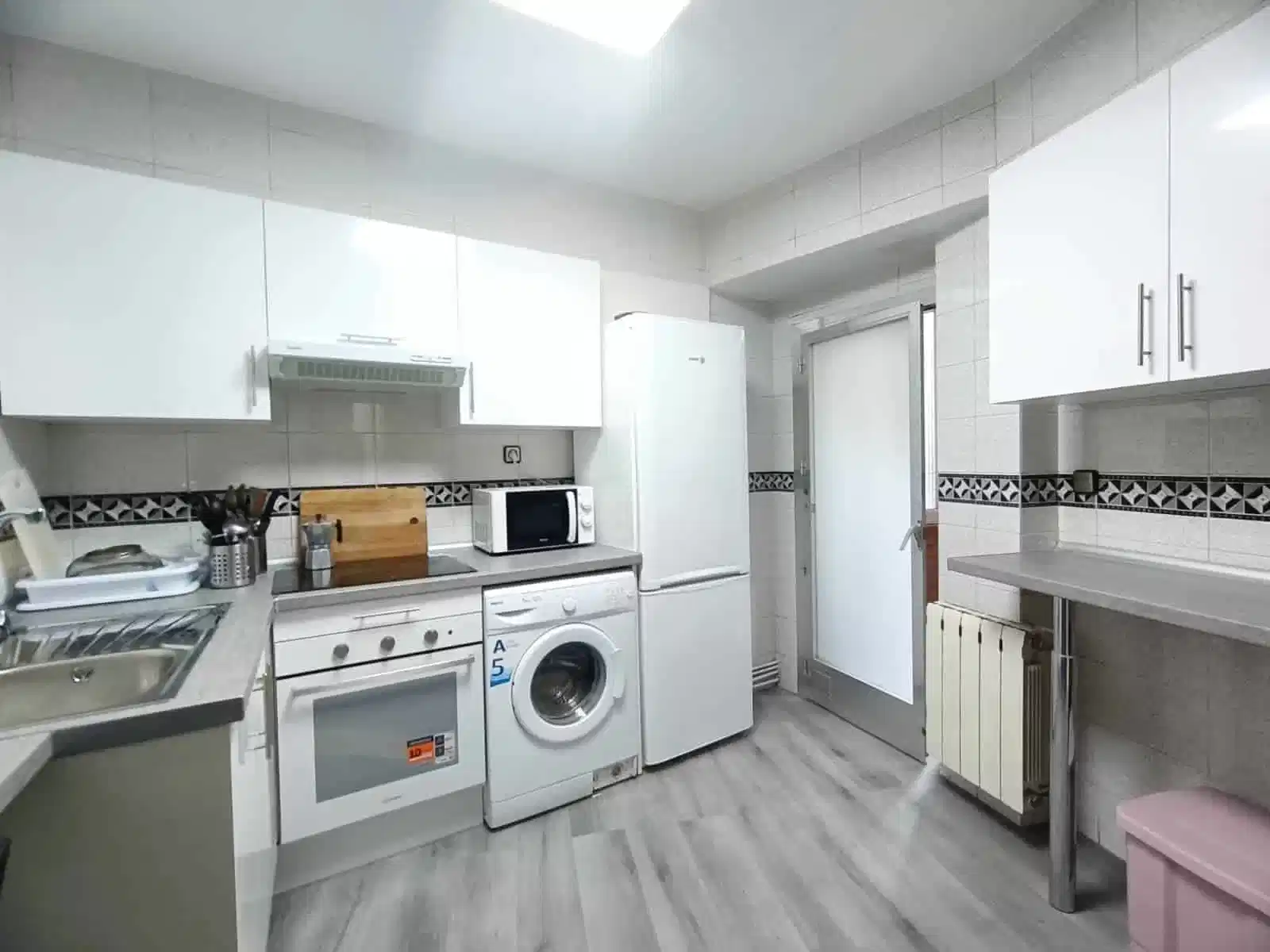 Calle de la Sierra de Tornavacas, Madrid - Madrid, Spain - Room 1 (4 Bed 1 Bath) - Kitchen