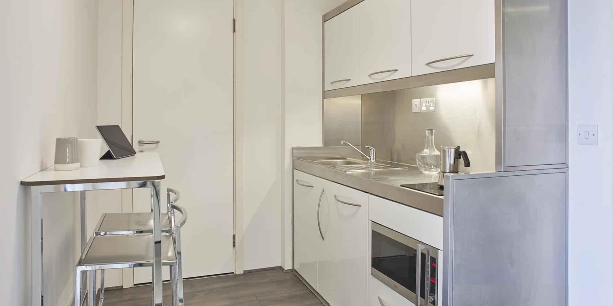 Common Area?w=400&h=260&fit=crop&q=40&auto=format&trim=auto