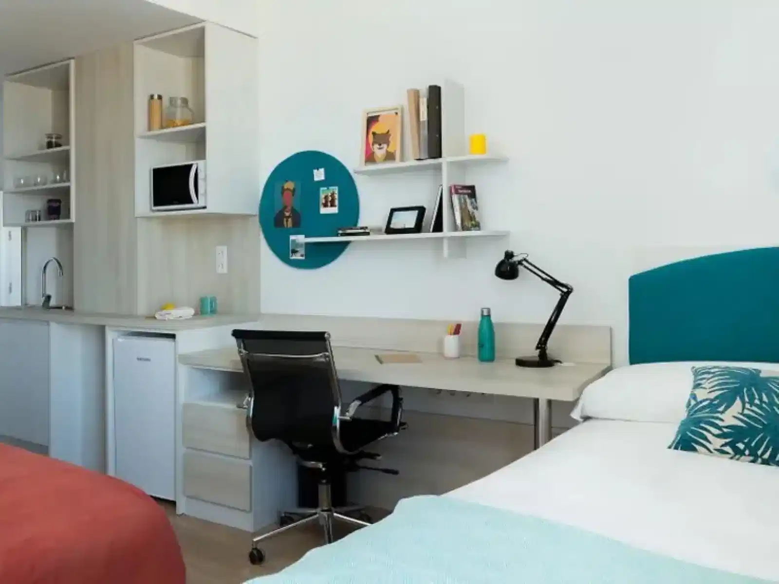 Amenities?w=400&h=260&fit=crop&q=40&auto=format&trim=auto