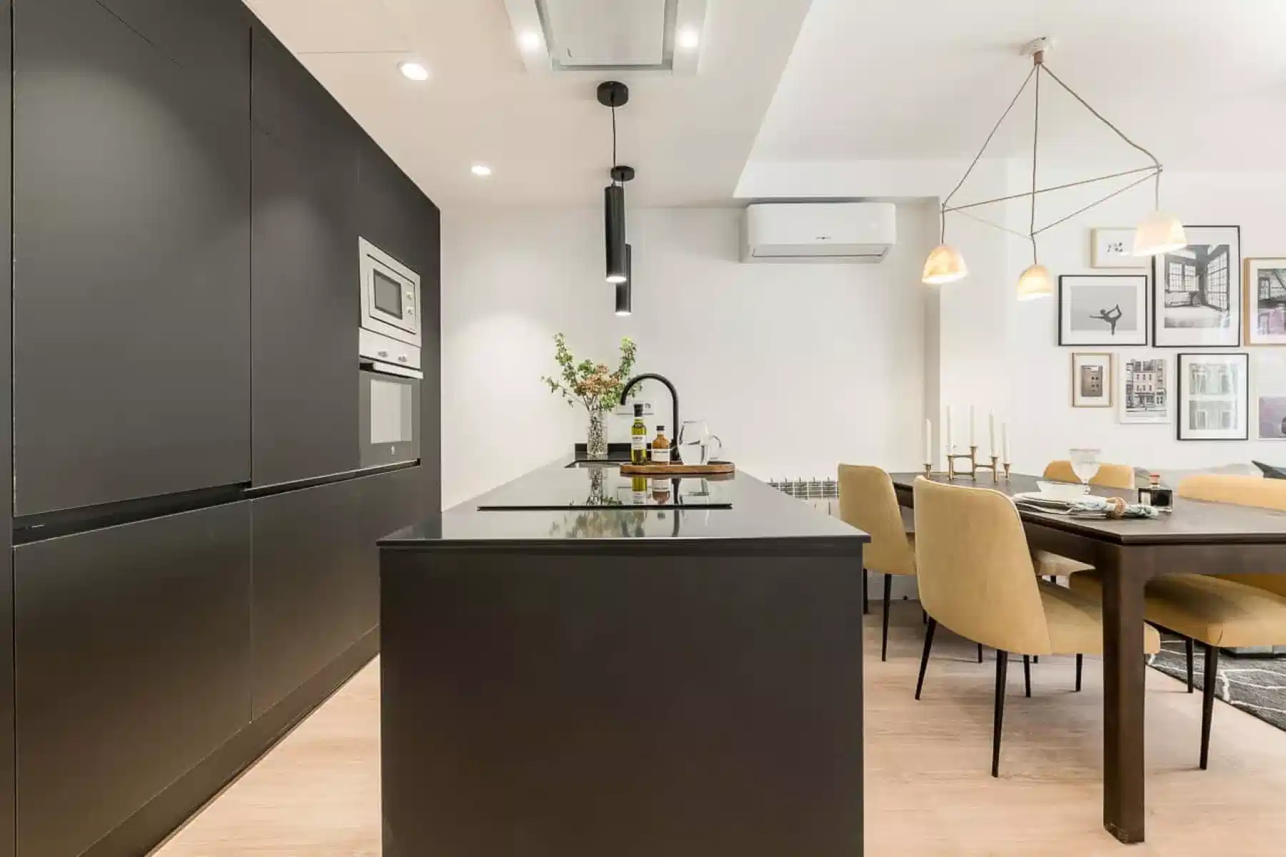 Exterior?w=400&h=260&fit=crop&q=40&auto=format&trim=auto