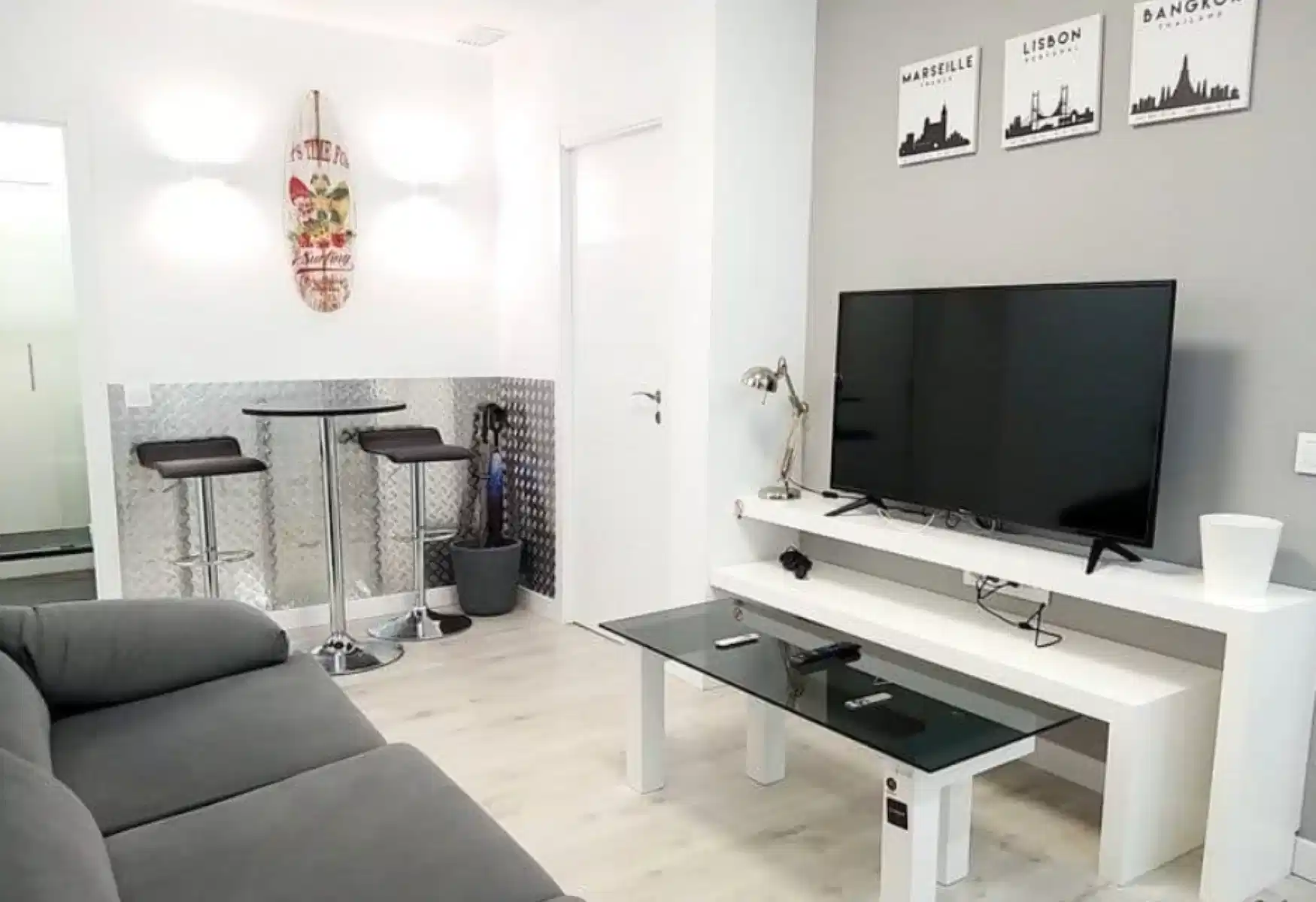 Exterior?w=400&h=260&fit=crop&q=40&auto=format&trim=auto