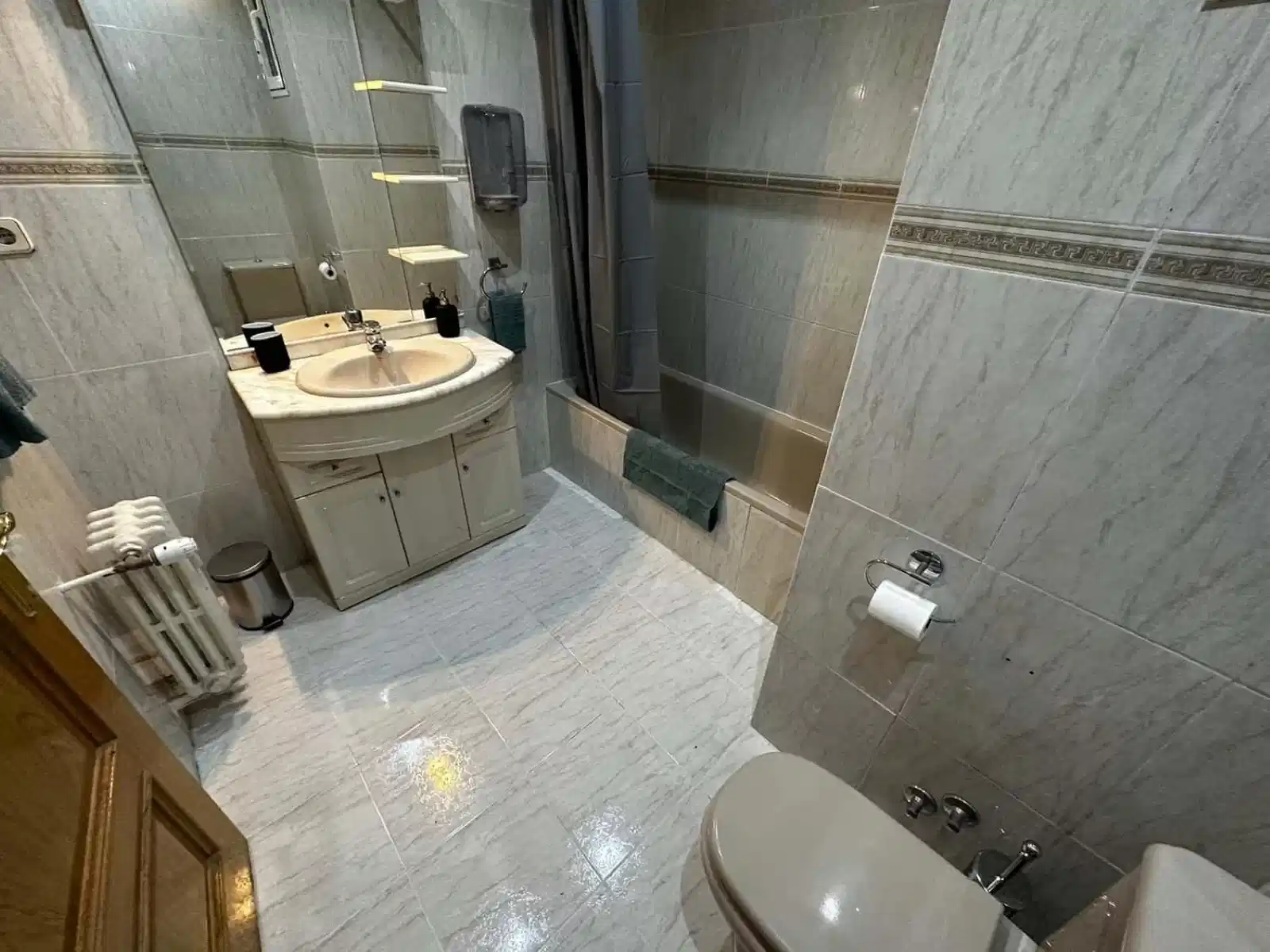 Exterior?w=400&h=260&fit=crop&q=40&auto=format&trim=auto