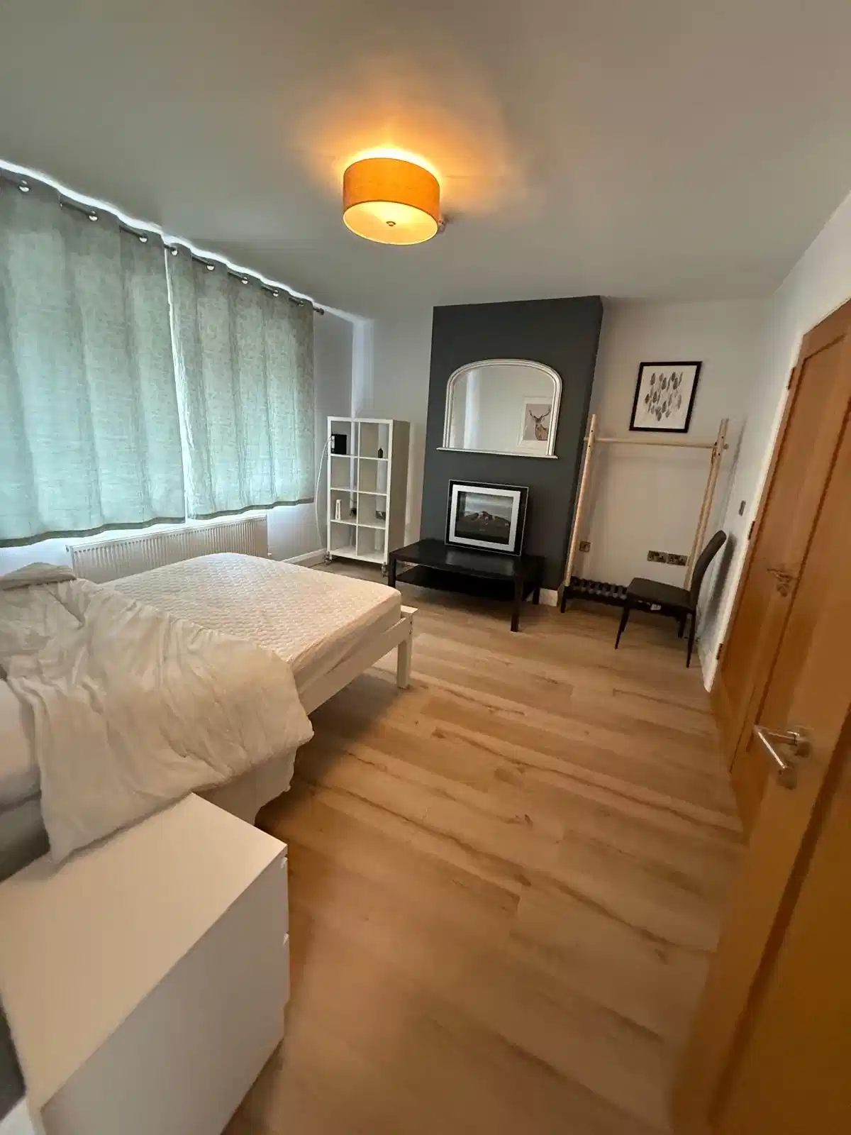 Bedroom?w=400&h=260&fit=crop&q=40&auto=format&trim=auto