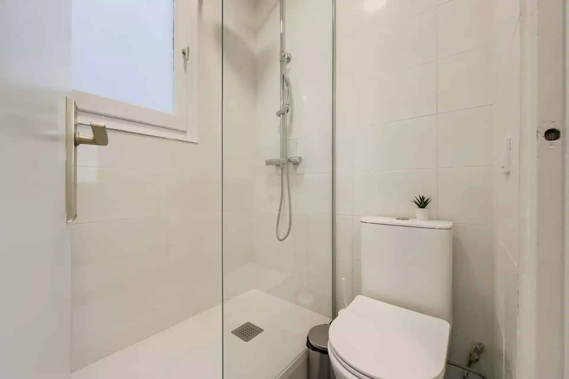 Exterior?w=400&h=260&fit=crop&q=40&auto=format&trim=auto