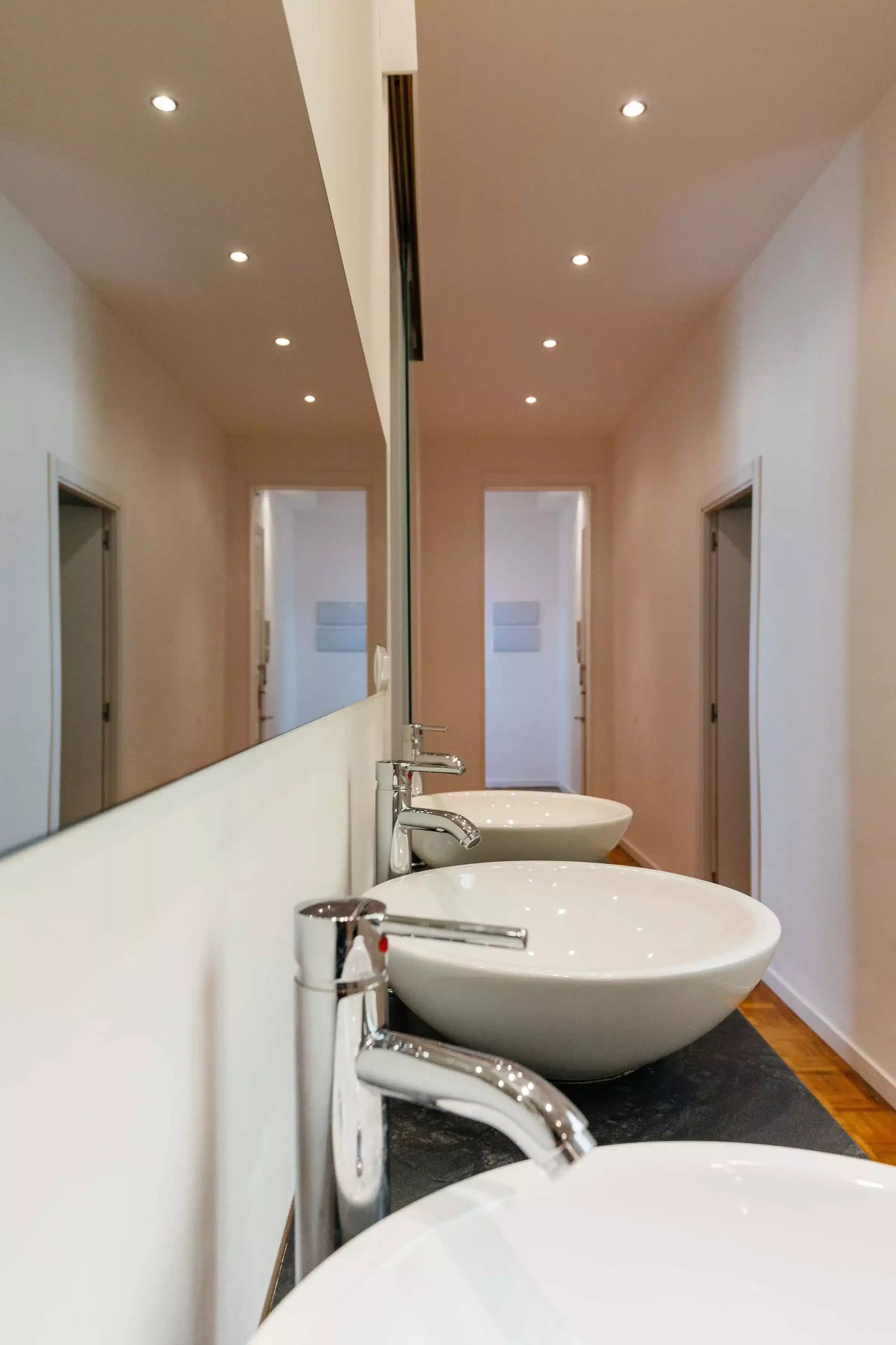 Exterior?w=400&h=260&fit=crop&q=40&auto=format&trim=auto