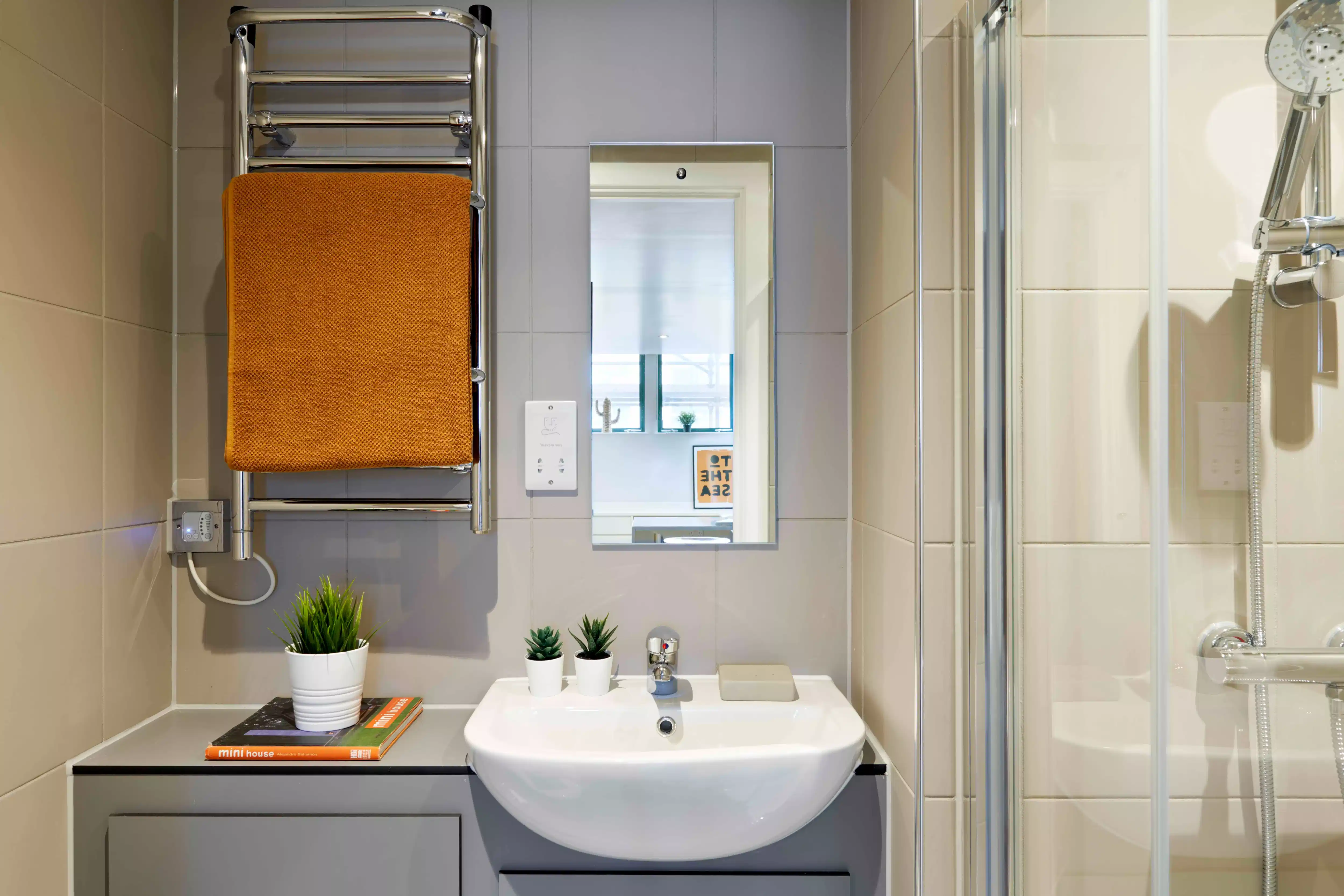 Bedroom?w=400&h=260&fit=crop&q=40&auto=format&trim=auto