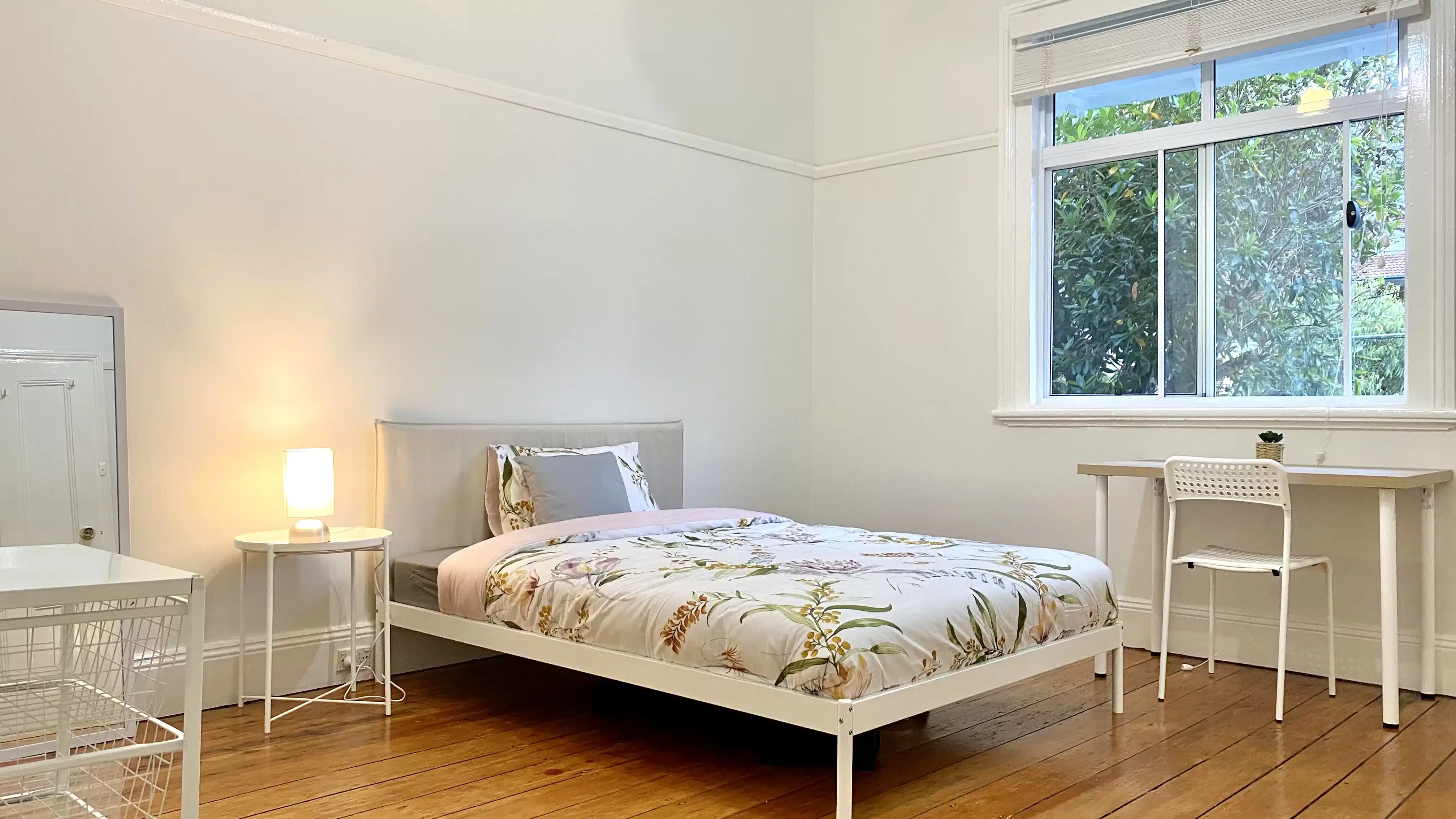 Exterior?w=400&h=260&fit=crop&q=40&auto=format&trim=auto