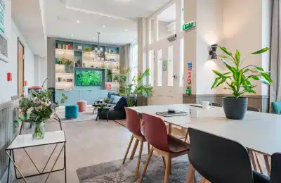 Common Area?w=400&h=260&fit=crop&q=40&auto=format&trim=auto