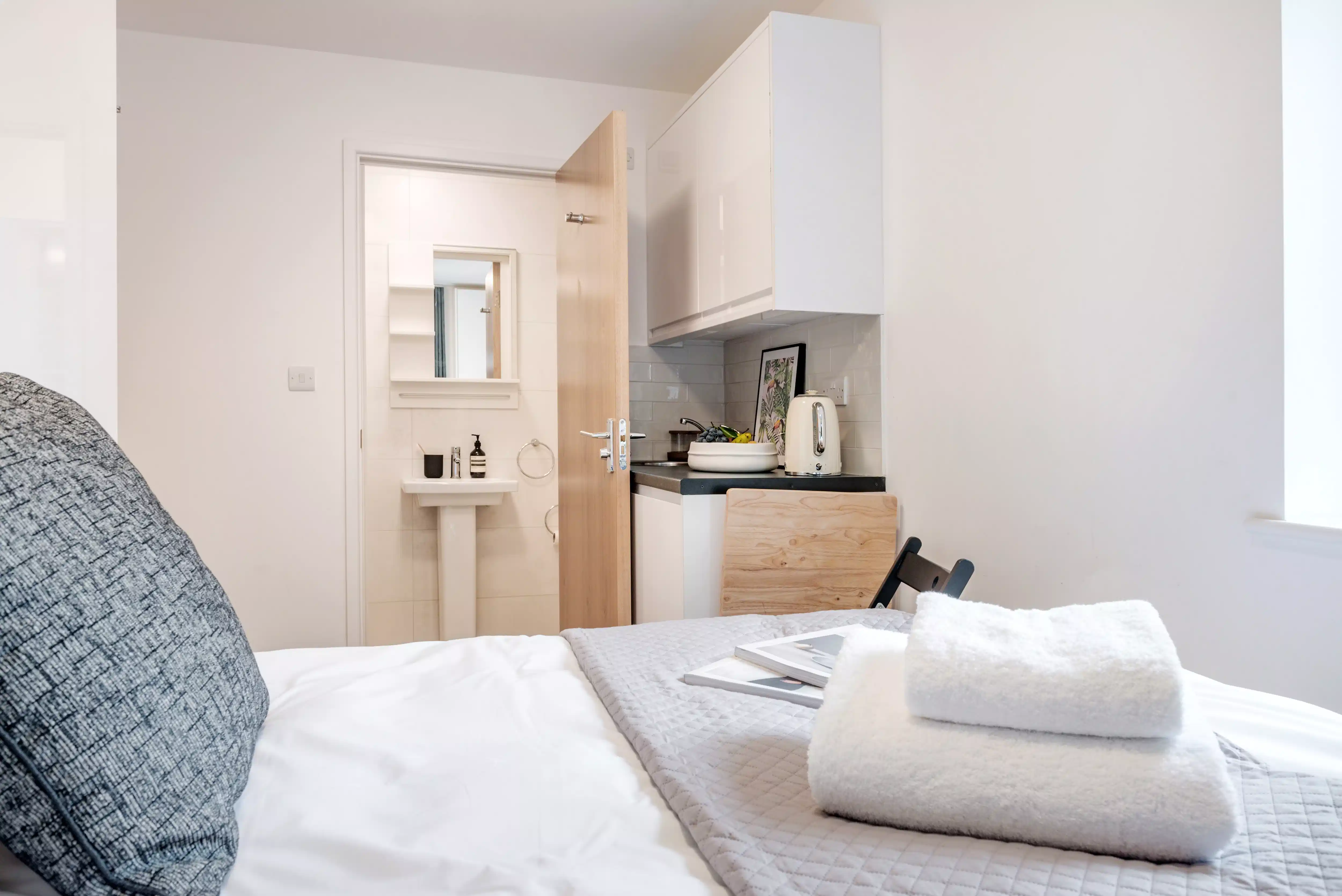 Common Area?w=400&h=260&fit=crop&q=40&auto=format&trim=auto