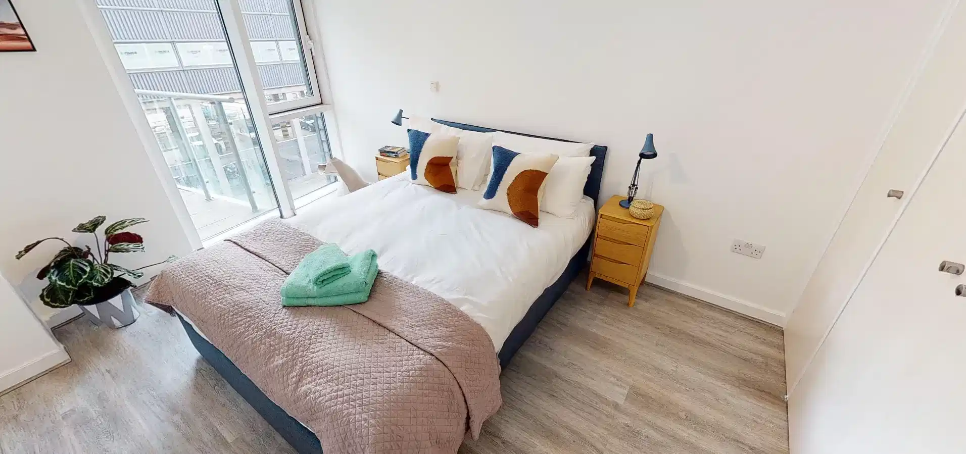 Amenities?w=400&h=260&fit=crop&q=40&auto=format&trim=auto