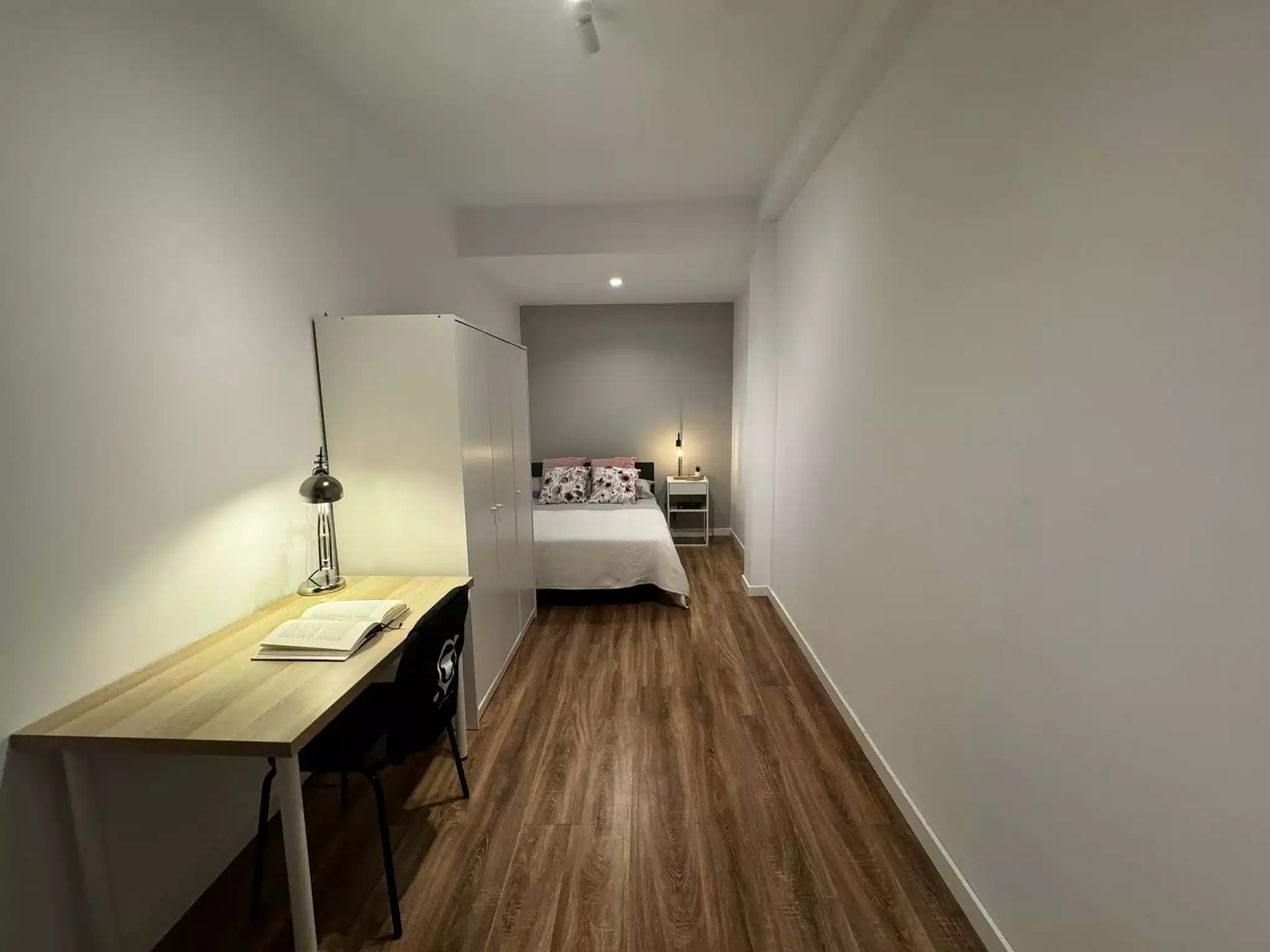 Exterior?w=400&h=260&fit=crop&q=40&auto=format&trim=auto