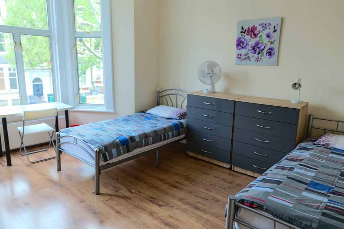 Exterior?w=400&h=260&fit=crop&q=40&auto=format&trim=auto