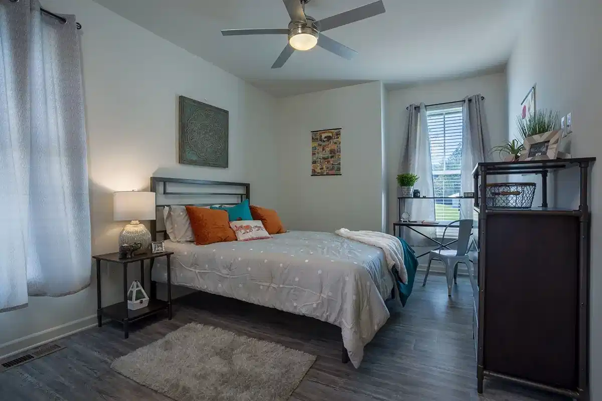Bedroom?w=400&h=260&fit=crop&q=40&auto=format&trim=auto
