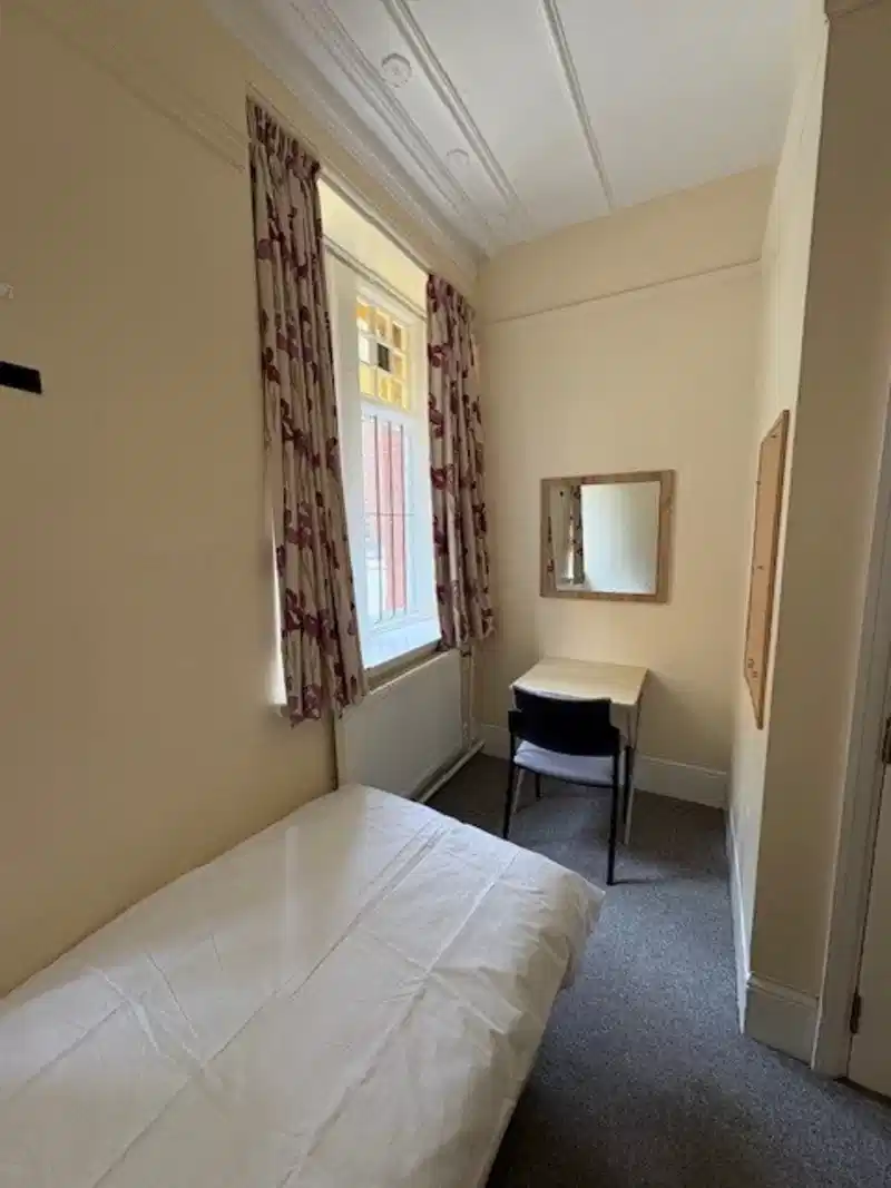 Amenities?w=400&h=260&fit=crop&q=40&auto=format&trim=auto