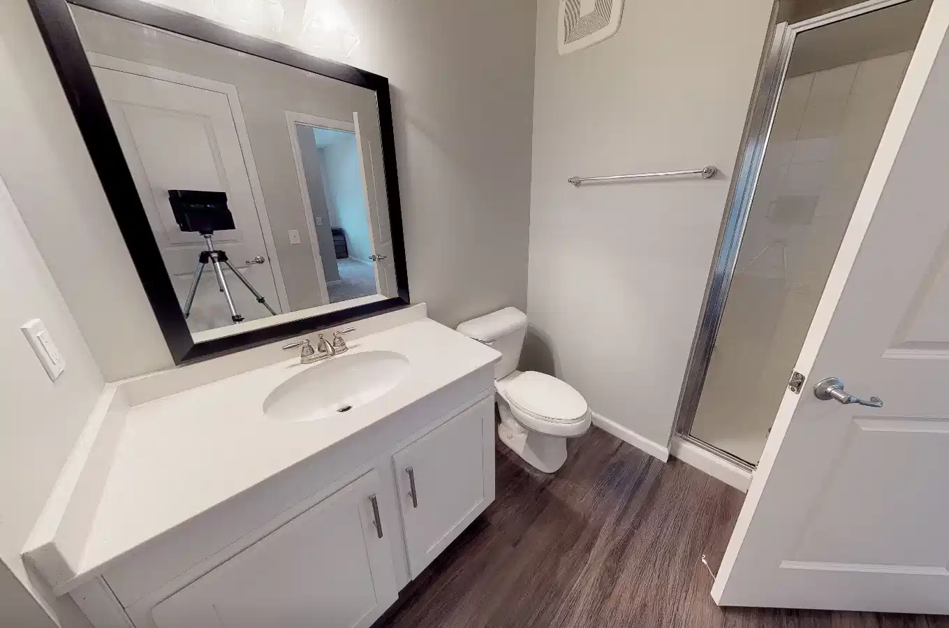 Exterior?w=400&h=260&fit=crop&q=40&auto=format&trim=auto