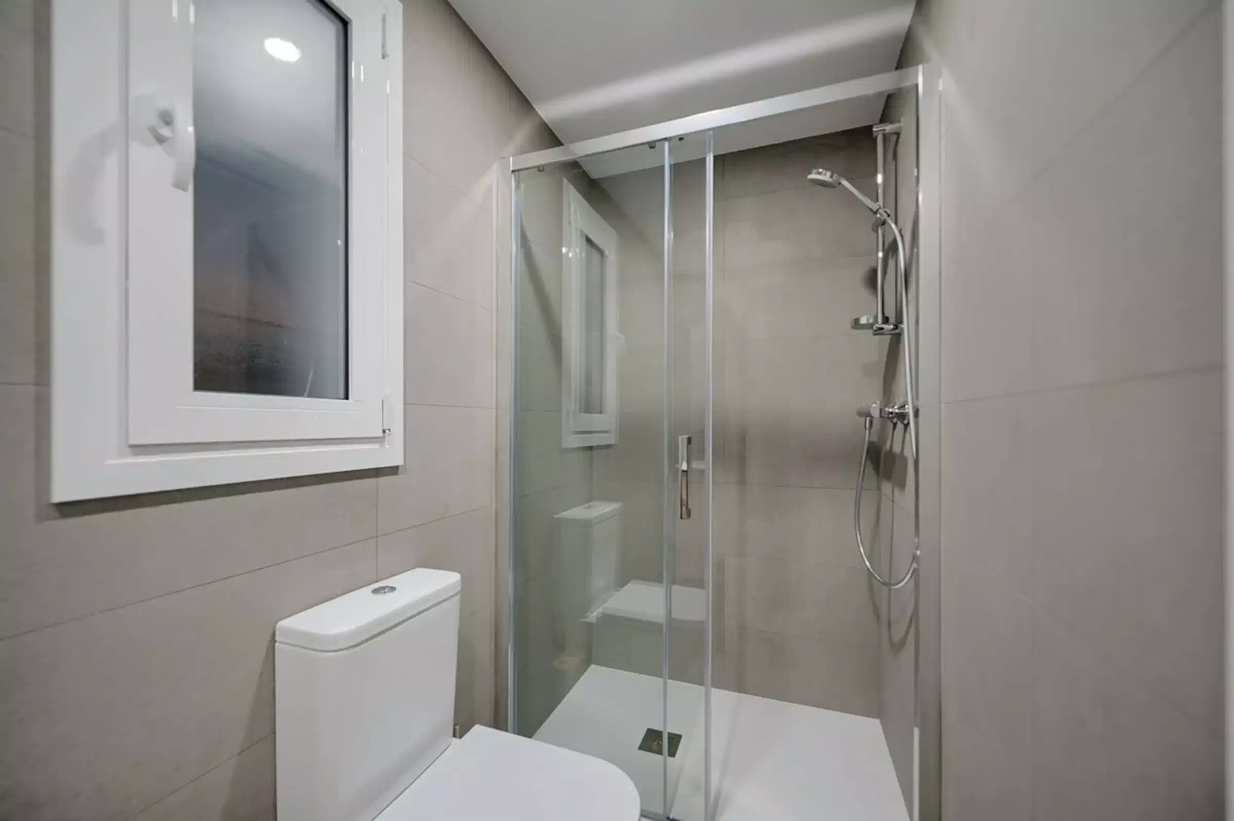 Exterior?w=400&h=260&fit=crop&q=40&auto=format&trim=auto