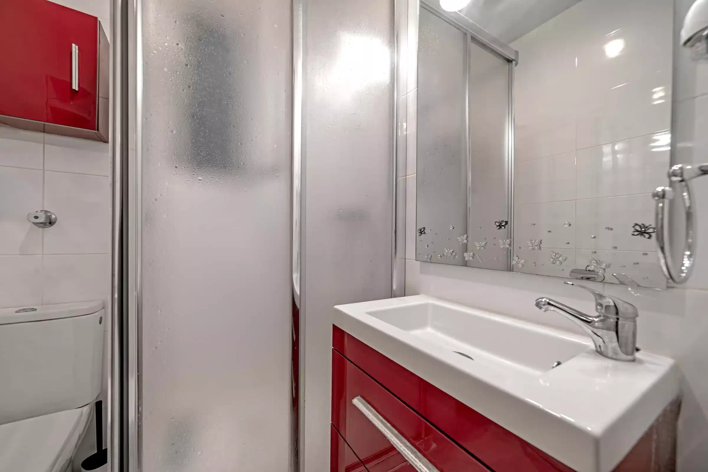 Exterior?w=400&h=260&fit=crop&q=40&auto=format&trim=auto