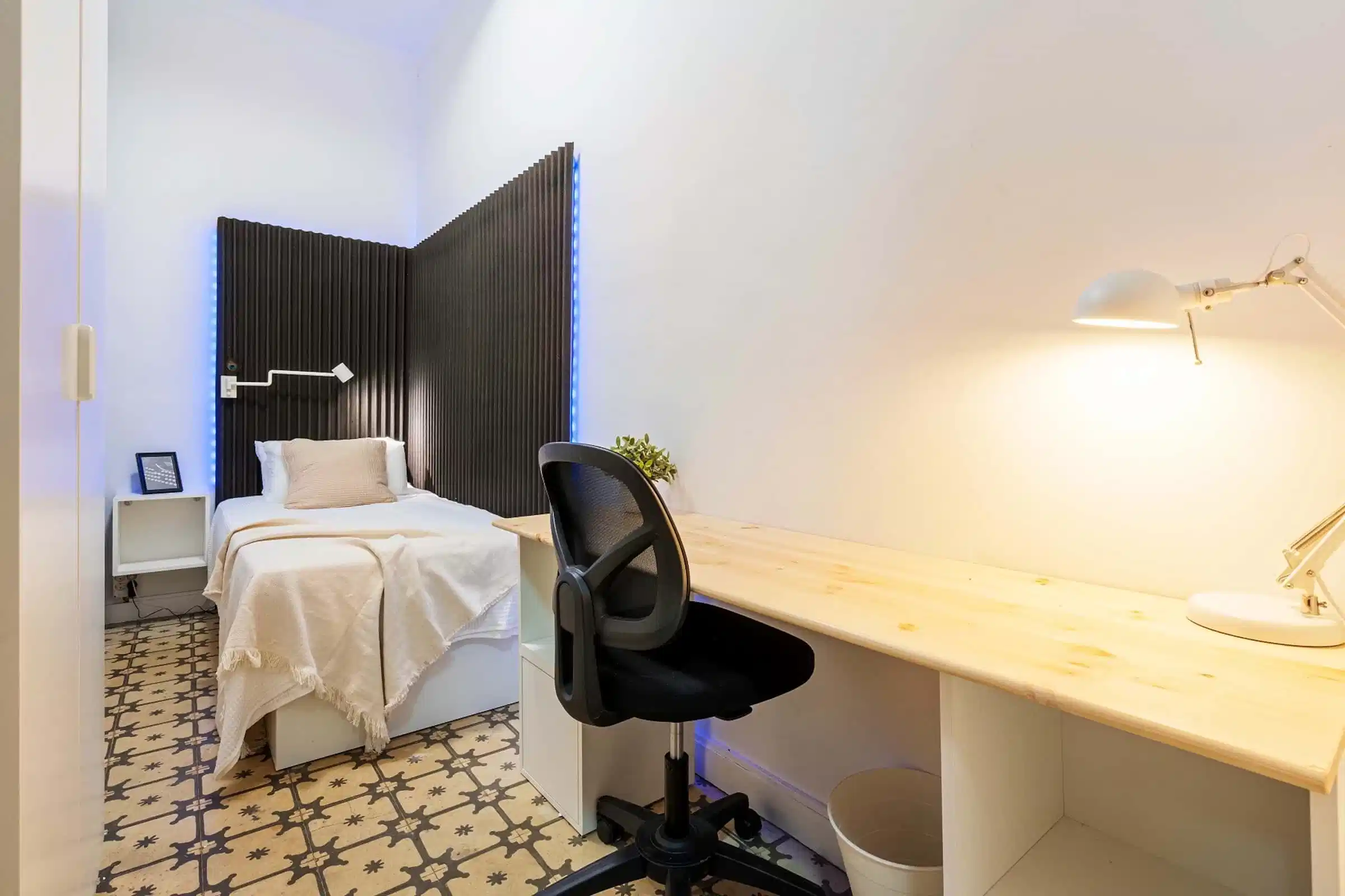 Exterior?w=400&h=260&fit=crop&q=40&auto=format&trim=auto