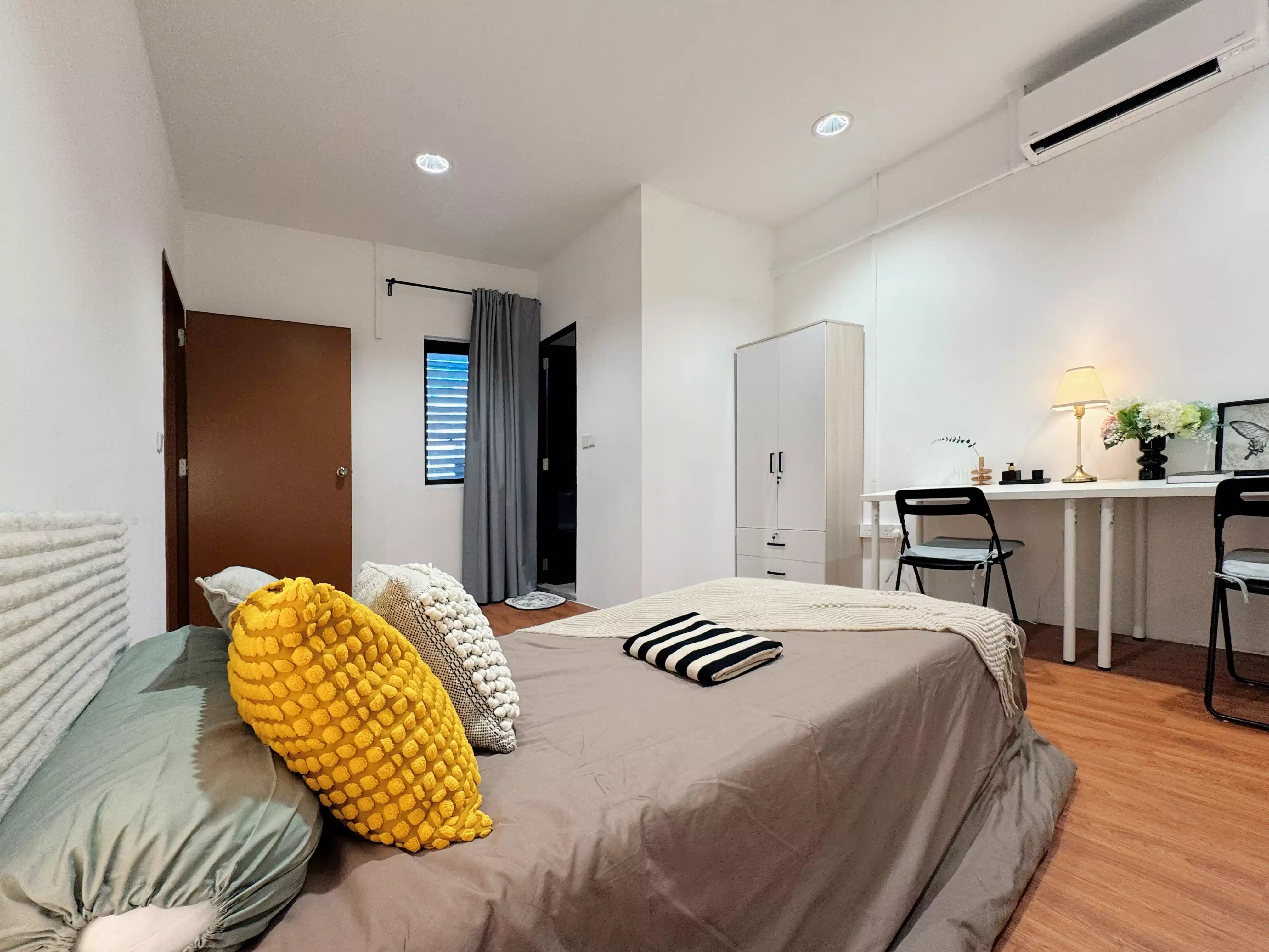 Common Area?w=400&h=260&fit=crop&q=40&auto=format&trim=auto