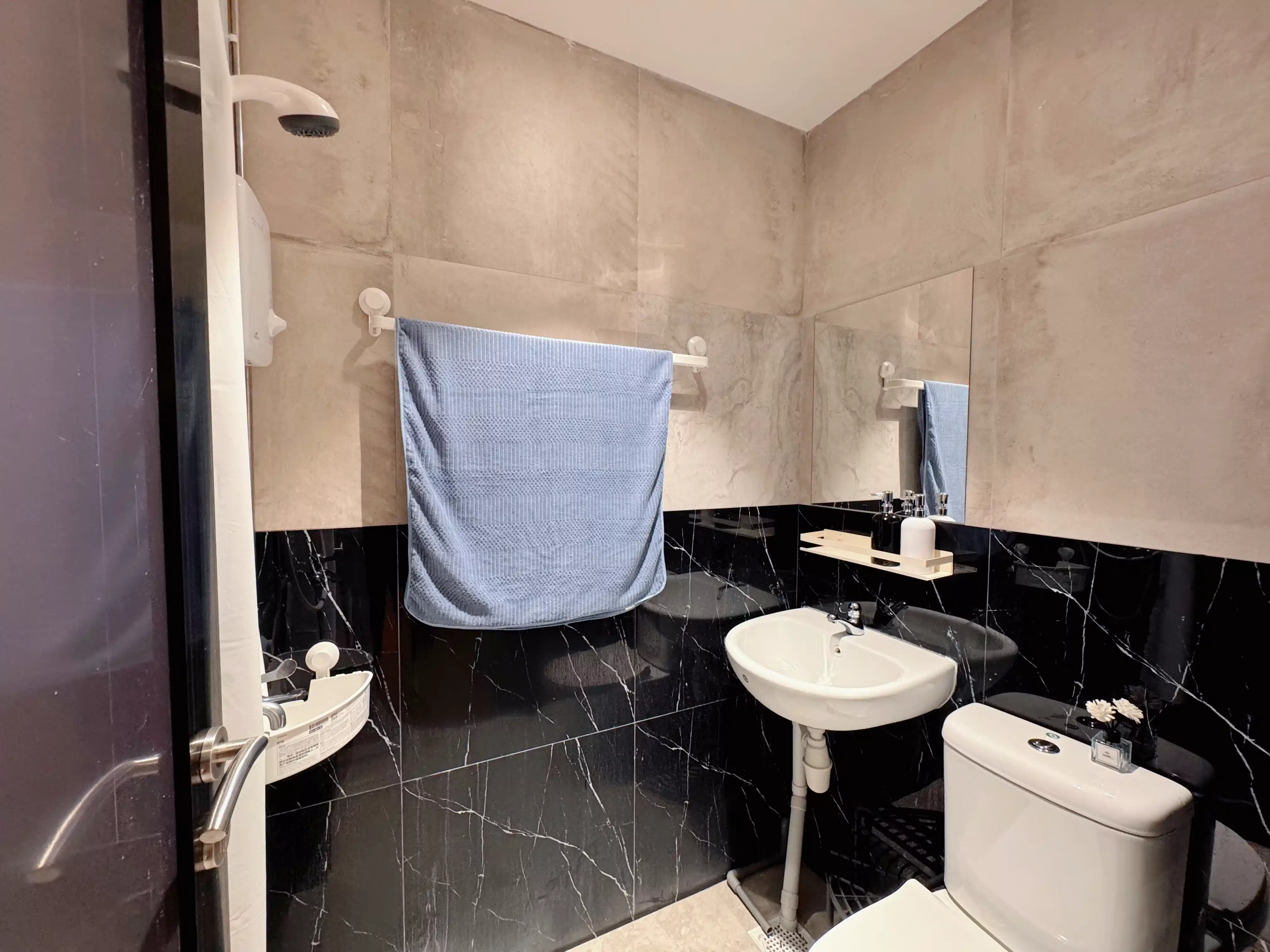 Common Area?w=400&h=260&fit=crop&q=40&auto=format&trim=auto