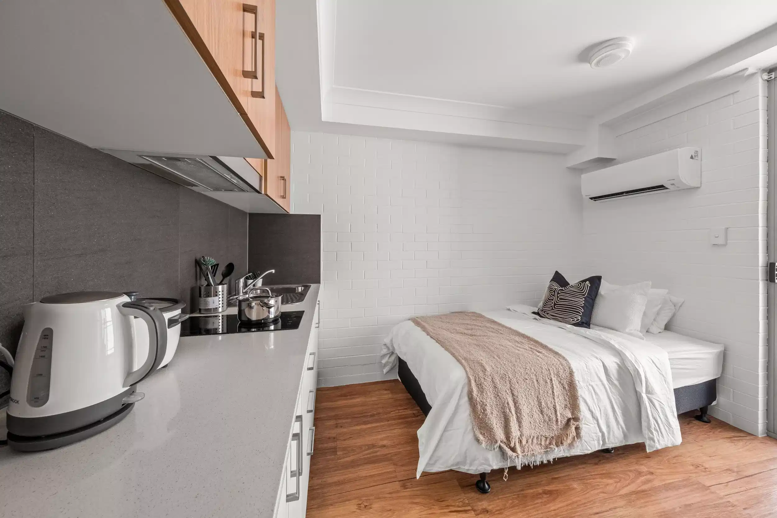 Amenities?w=400&h=260&fit=crop&q=40&auto=format&trim=auto