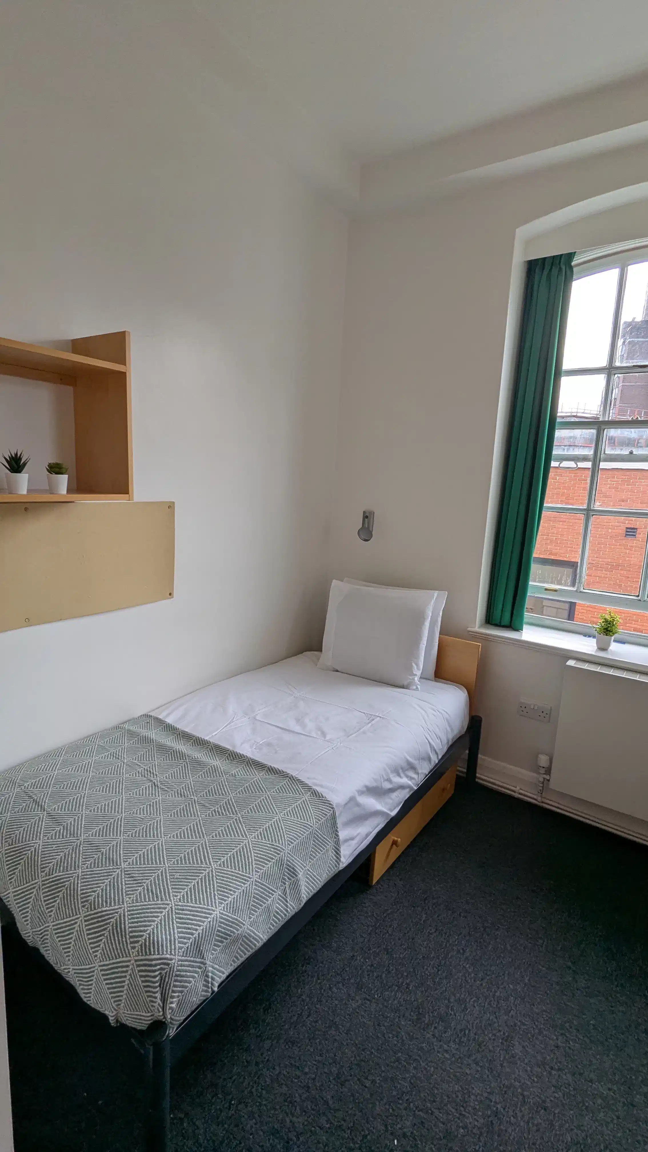 Amenities?w=400&h=260&fit=crop&q=40&auto=format&trim=auto