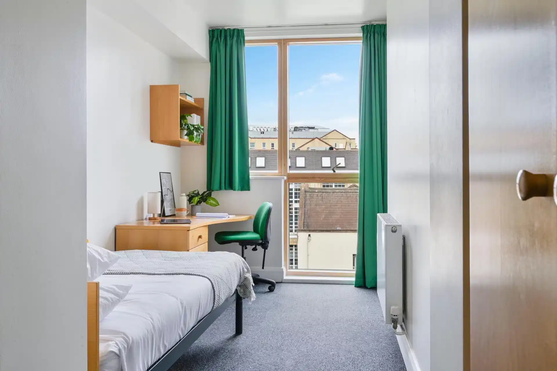 Amenities?w=400&h=260&fit=crop&q=40&auto=format&trim=auto