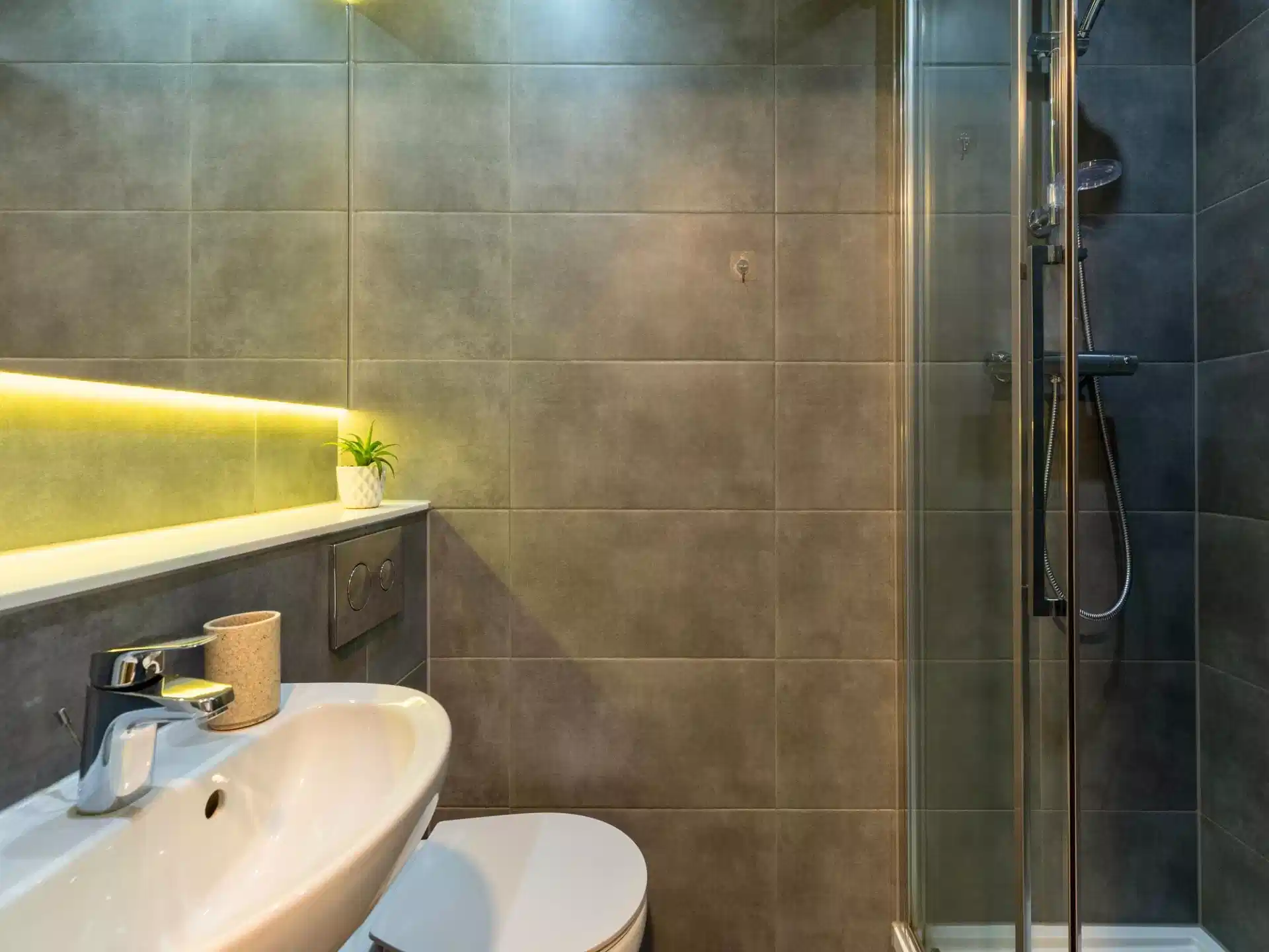 Exterior?w=400&h=260&fit=crop&q=40&auto=format&trim=auto