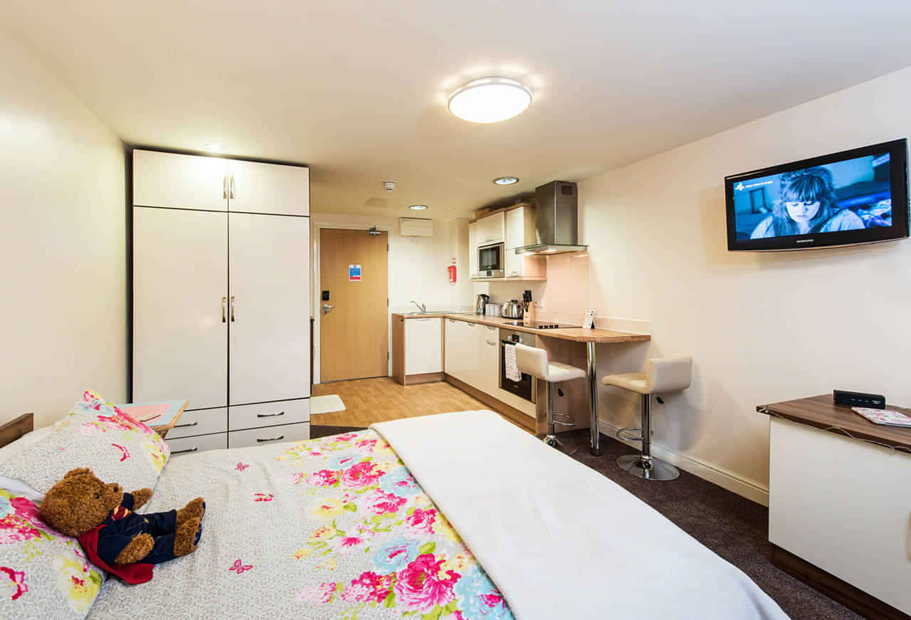 Bathroom?w=400&h=260&fit=crop&q=40&auto=format&trim=auto