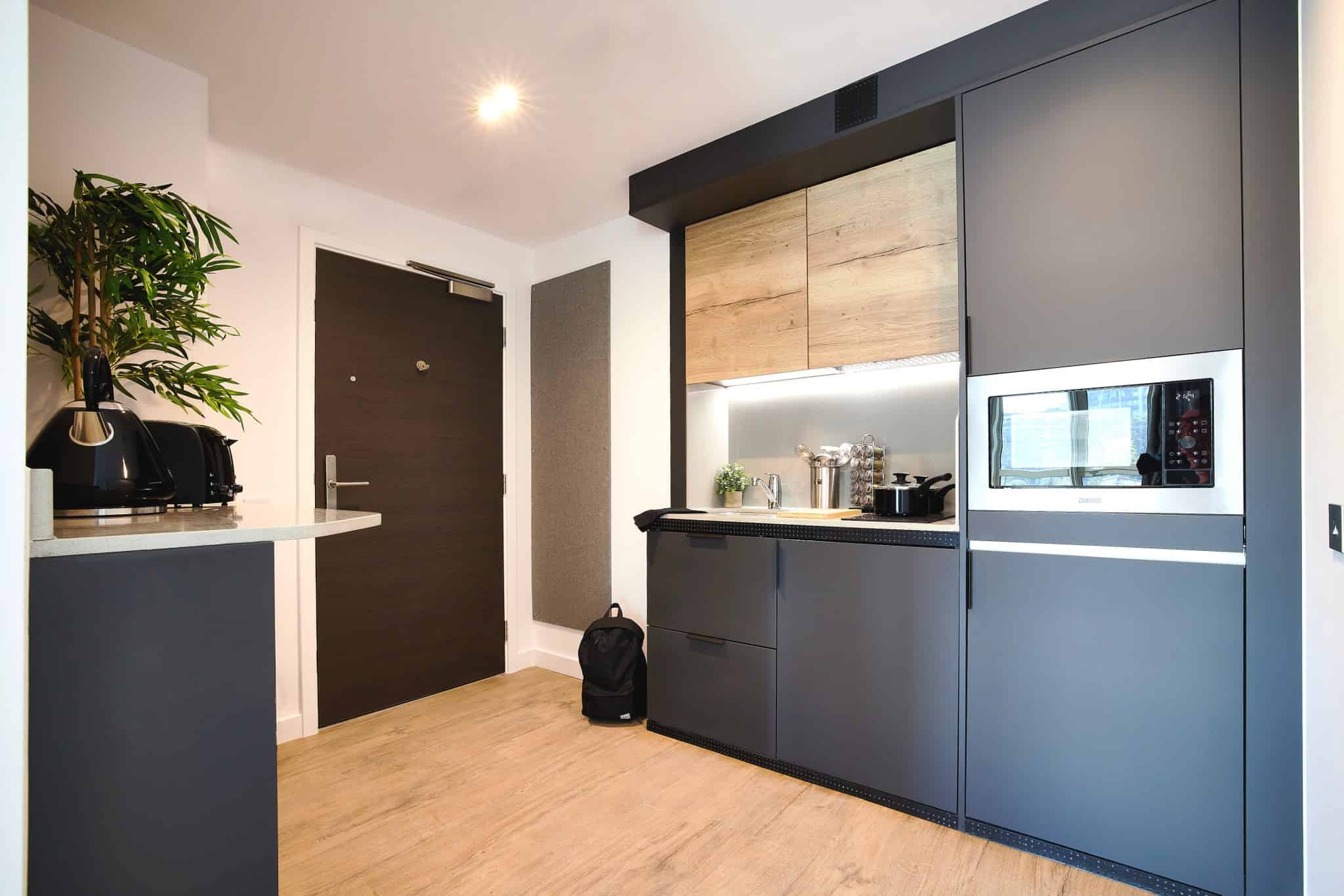 Common Area?w=400&h=260&fit=crop&q=40&auto=format&trim=auto